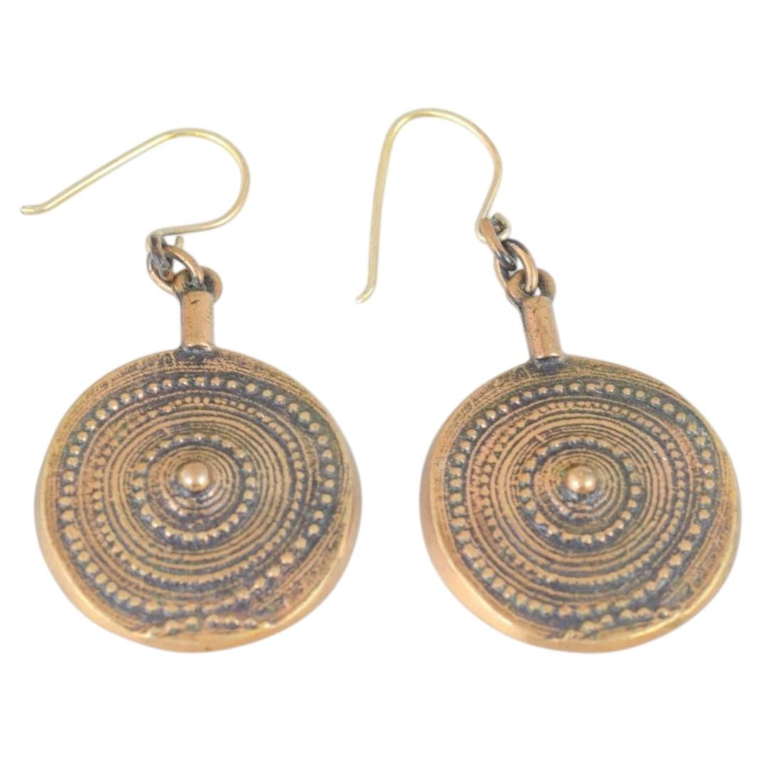 Jorma Laine, Finlandia. Par de pendientes de bronce con diseño ornamental en relieve. en venta