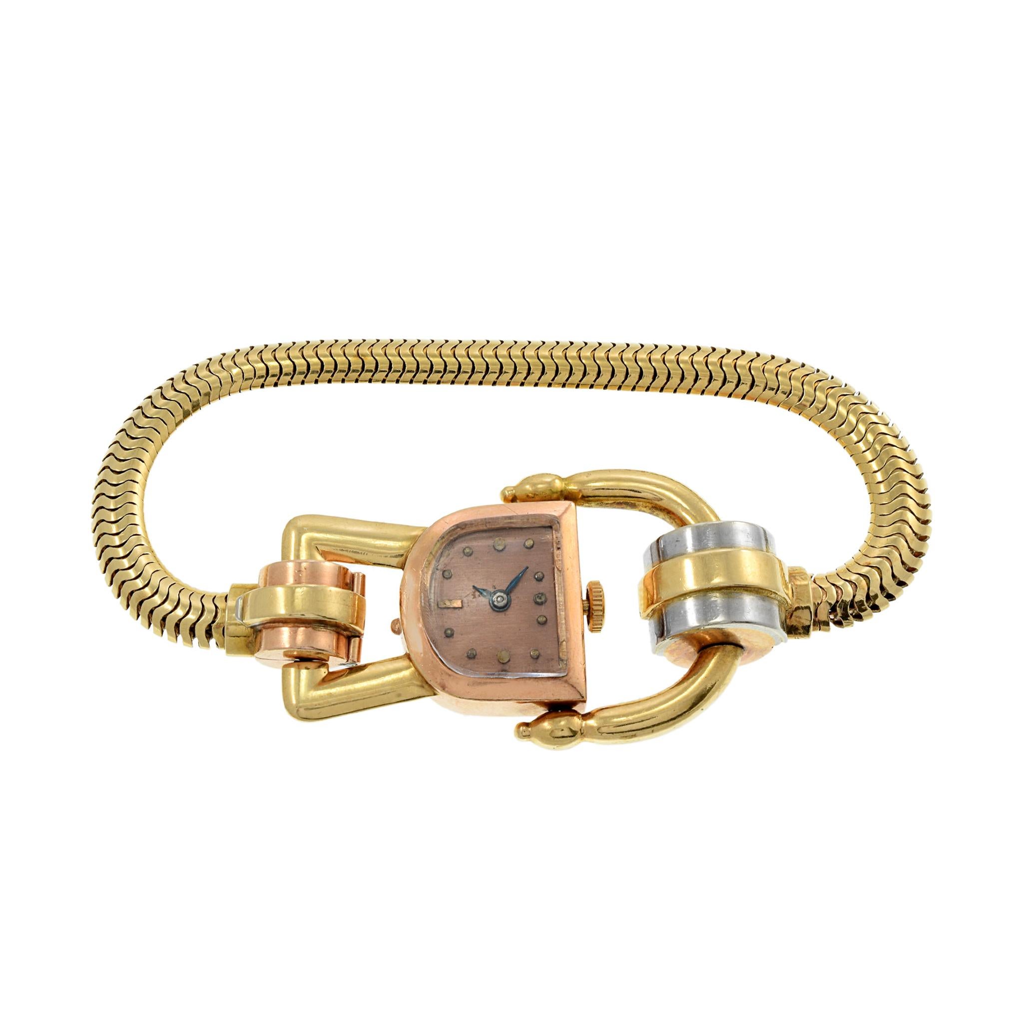 Dies ist eine schöne Jos Boillat tri Farbe 18K Gold Cocktail Uhr. Diese Uhr misst 17 mm x 11 mm und trägt sich aufgrund des verschnörkelten Gehäuses und des Armbandes größer. Die Uhr wird von einem 17-steinigen Handaufzugswerk angetrieben. Die Uhr