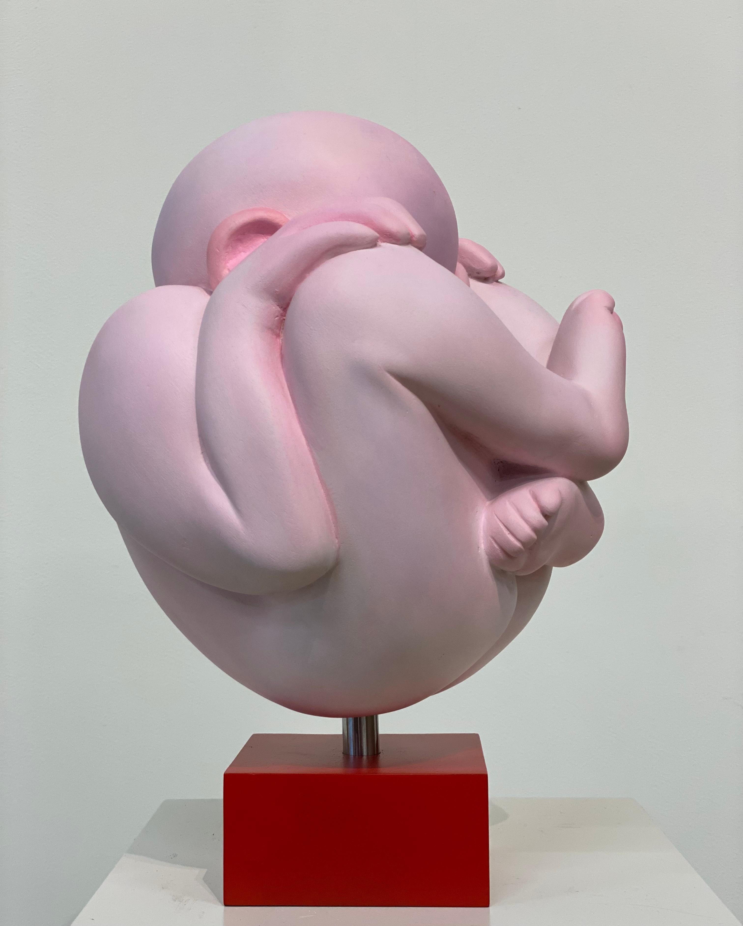 Baby- Holzskulptur eines Neugeborenen Babys aus dem 21. Jahrhundert – Sculpture von Jos de Wit