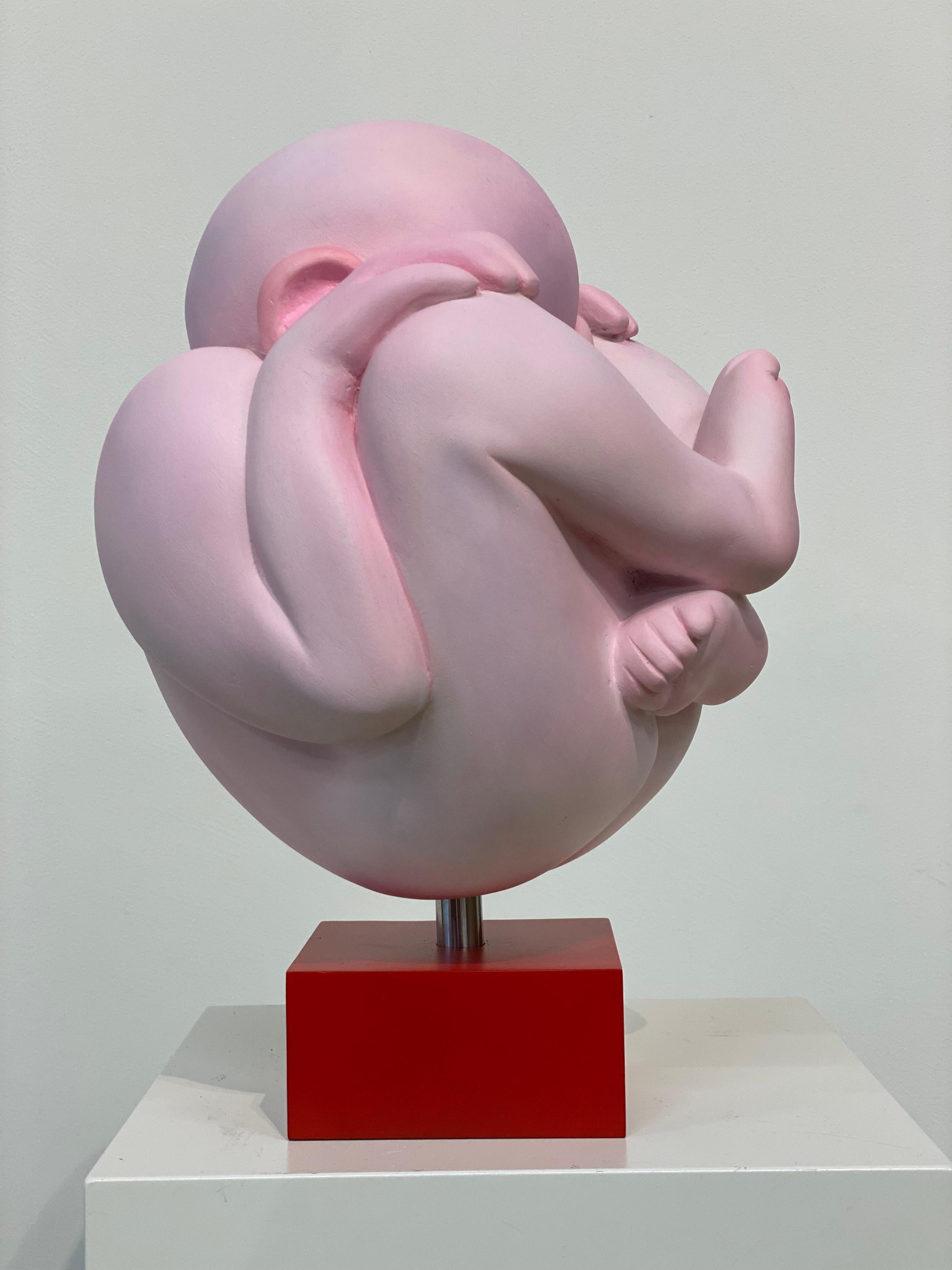 Jos de Wit Figurative Sculpture – Baby- Holzskulptur eines Neugeborenen Babys aus dem 21. Jahrhundert