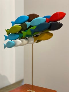 École de poissons - Sculpture contemporaine en bois colorée en forme de poisson, XXIe siècle