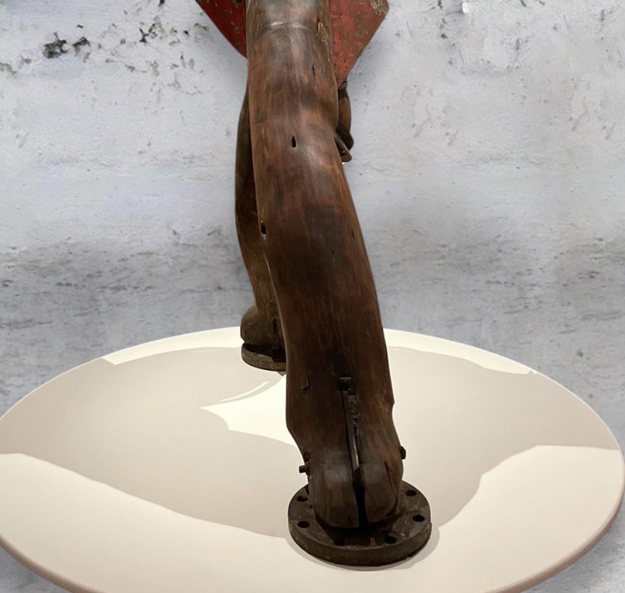 Bois, pierre, fer. La matière première et le matériau d'un sculpteur.
ancêtre de toute pratique architecturale. Mais l'architecte, le sculpteur et l'artiste ne restent pas seuls dans leur élément, ils ne s'imposent pas à lui, au contraire : ils