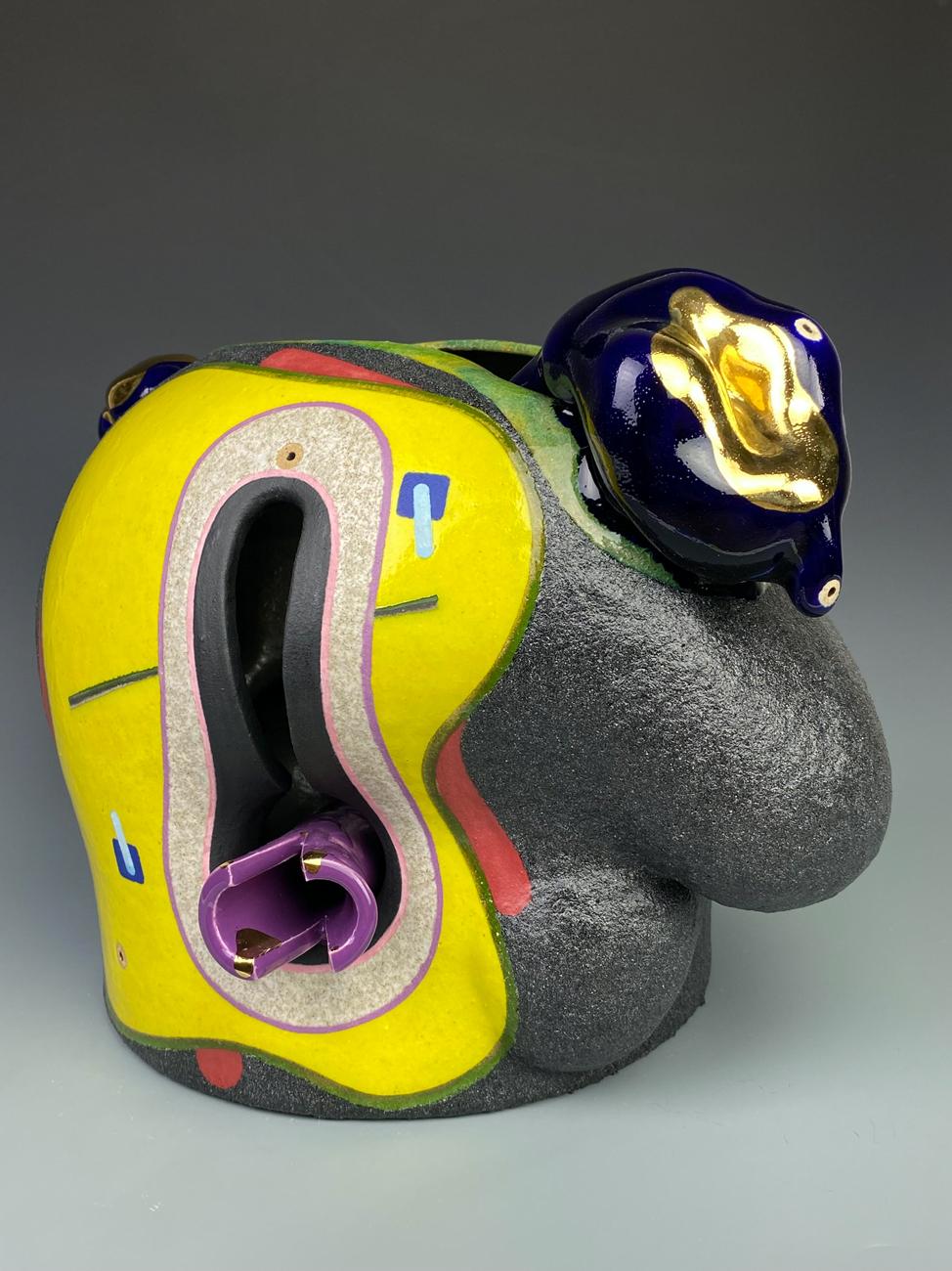 Bunte abstrakte keramische Form, Jose Sierra, 2023, Steingut, Goldglanz, Glasur