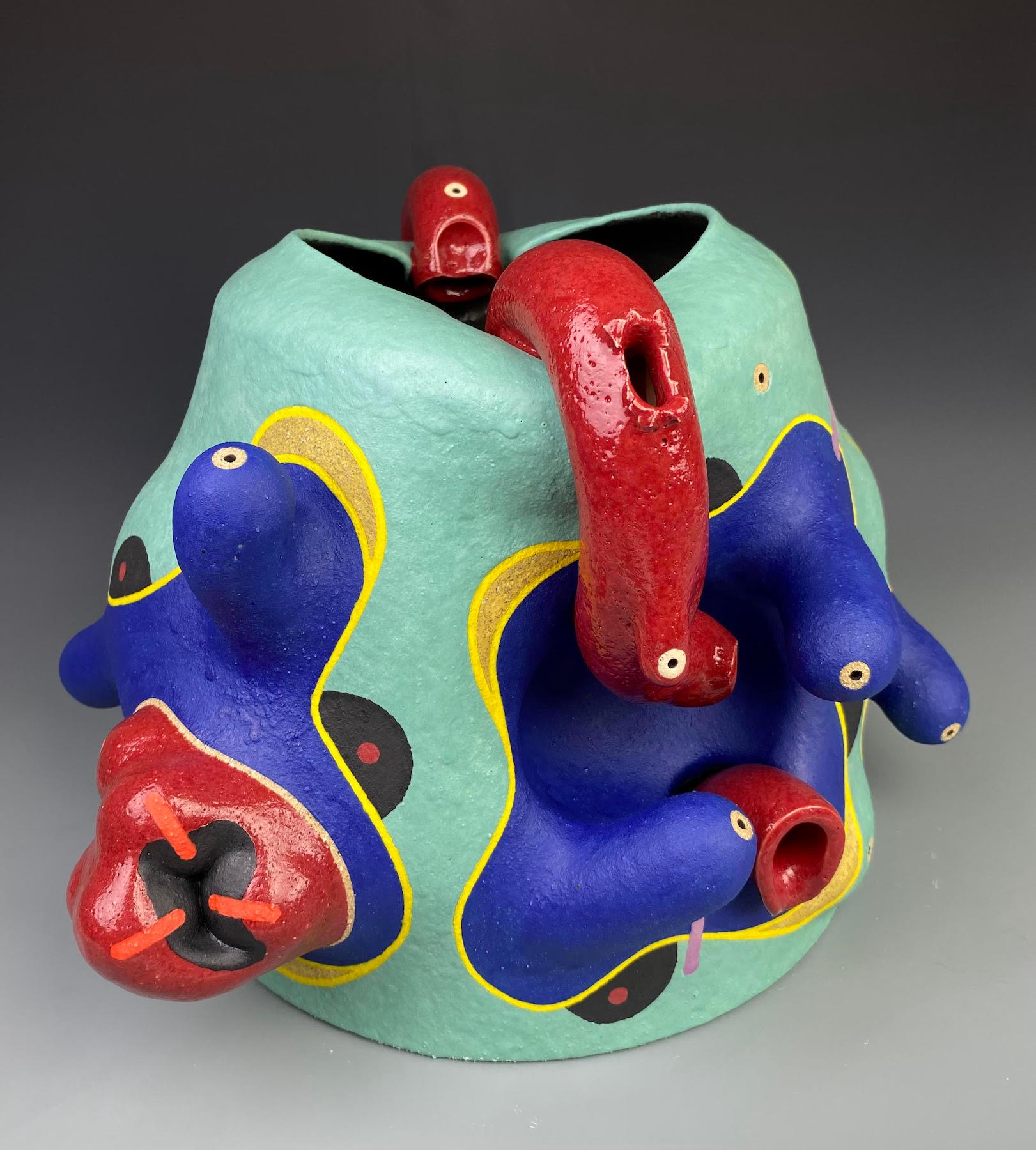 José Sierra est un artiste autodidacte et céramiste, né à Mérida, au Venezuela, en 1975. Son travail s'inspire de son  ainsi que l'art préhispanique, la poterie d'Asie de l'Est et le design contemporain. Ses œuvres regorgent de couleurs sursaturées