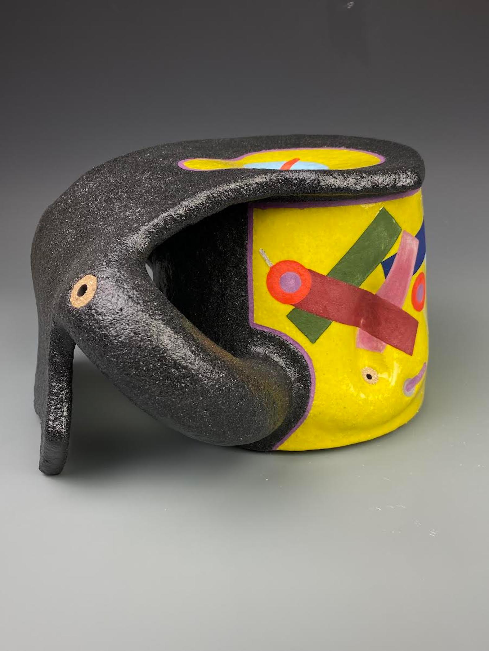 José Sierra  est un artiste autodidacte et céramiste, né à Mérida, au Venezuela, en 1975. Son travail s'inspire de son  ainsi que l'art préhispanique, la poterie d'Asie de l'Est et le design contemporain. Ses œuvres regorgent de couleurs sursaturées