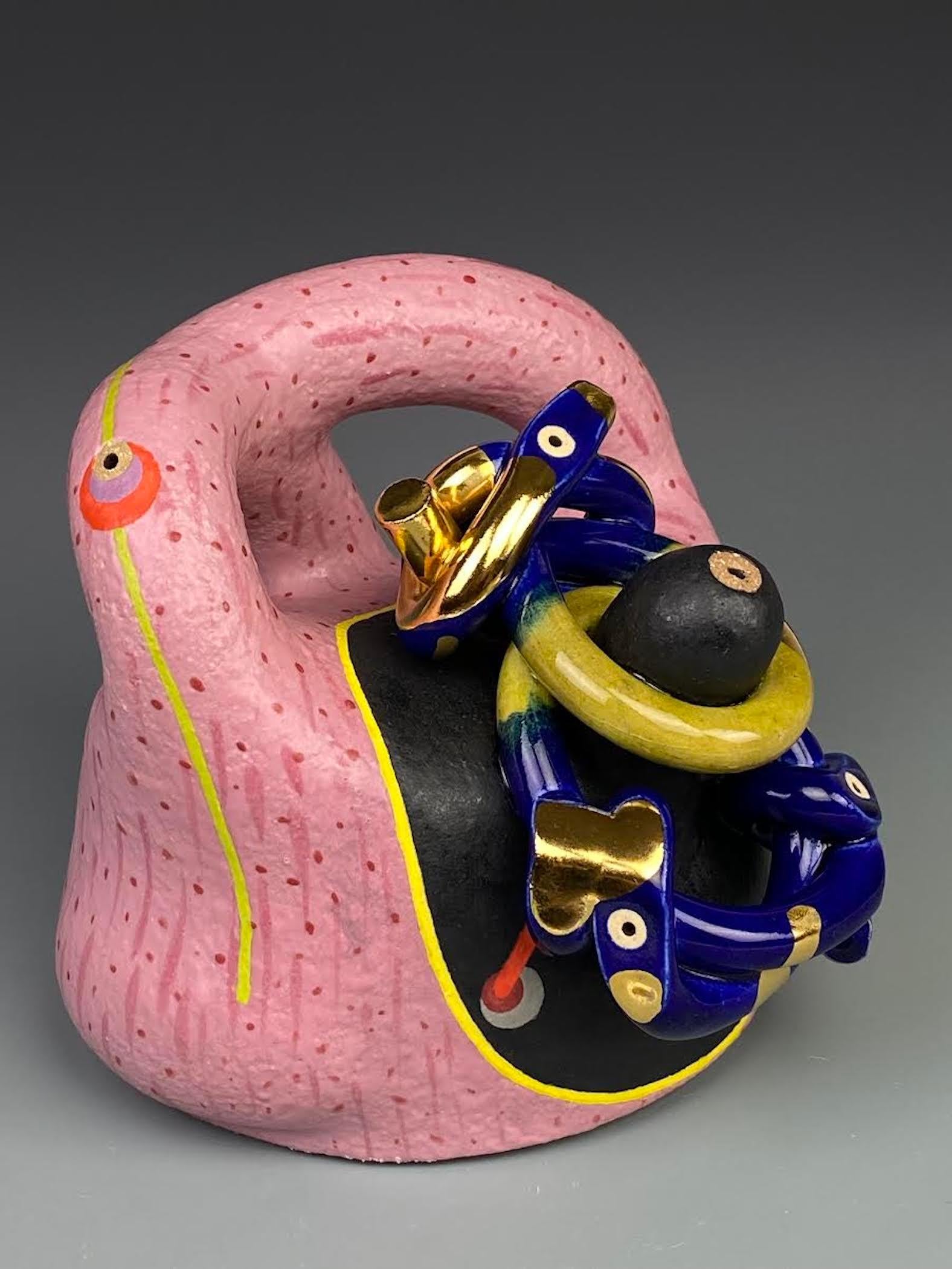 	José Sierra  est un artiste autodidacte et céramiste, né à Mérida, au Venezuela, en 1975. Son travail s'inspire de son  ainsi que l'art préhispanique, la poterie d'Asie de l'Est et le design contemporain. Ses œuvres regorgent de couleurs