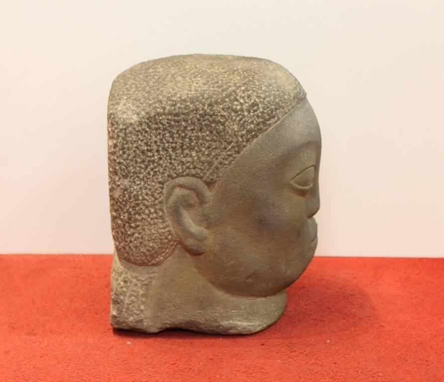 Primitif Tête en pierre sculptée de Jose de Creeft en vente