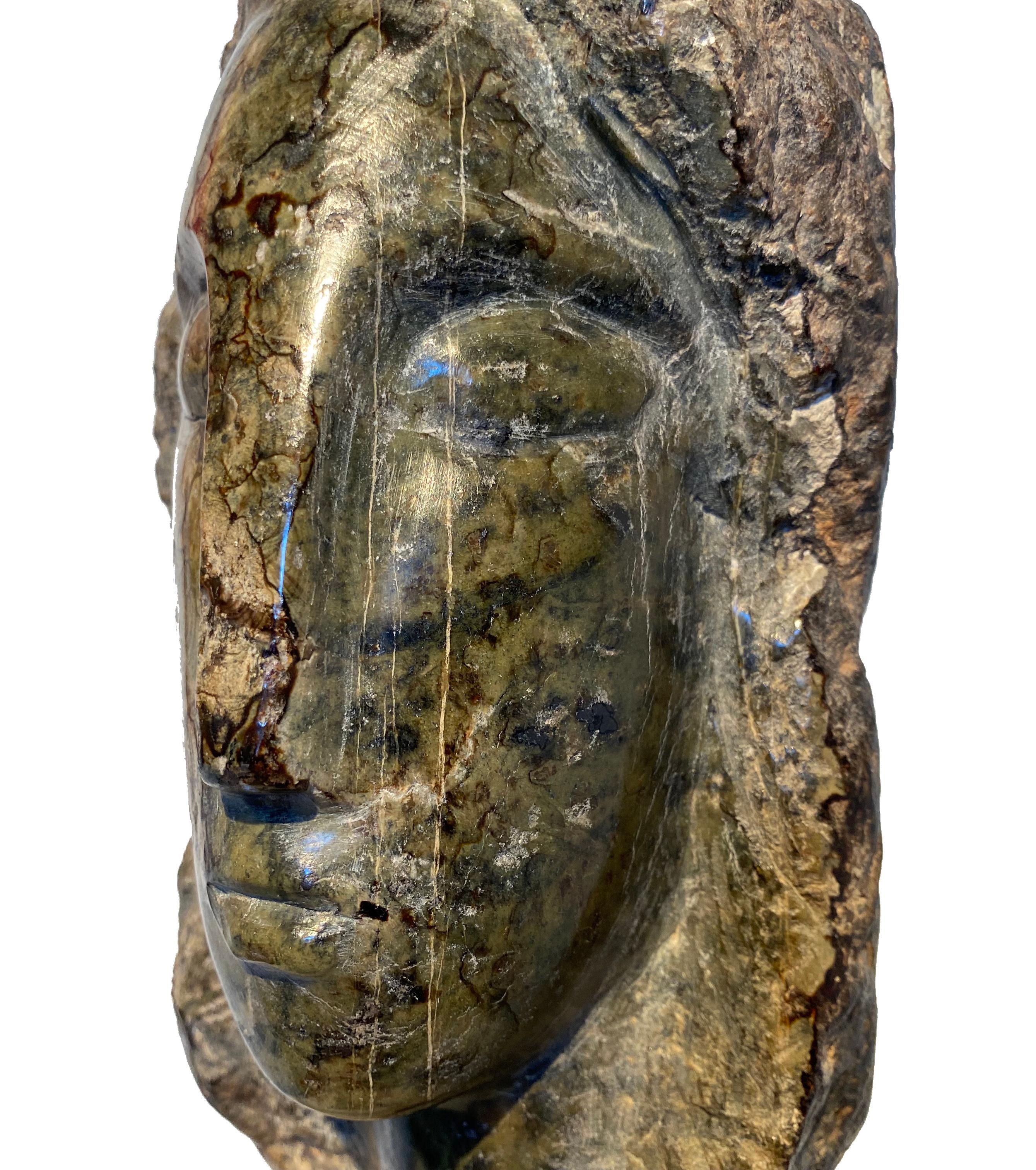 Une bille de belle taille qui peut trouver sa place sur n'importe quelle table.  Le marbre a été choisi spécifiquement et présente une texture et un contraste merveilleux entre les zones polies et les zones rugueuses.
Tête de femme est immédiatement