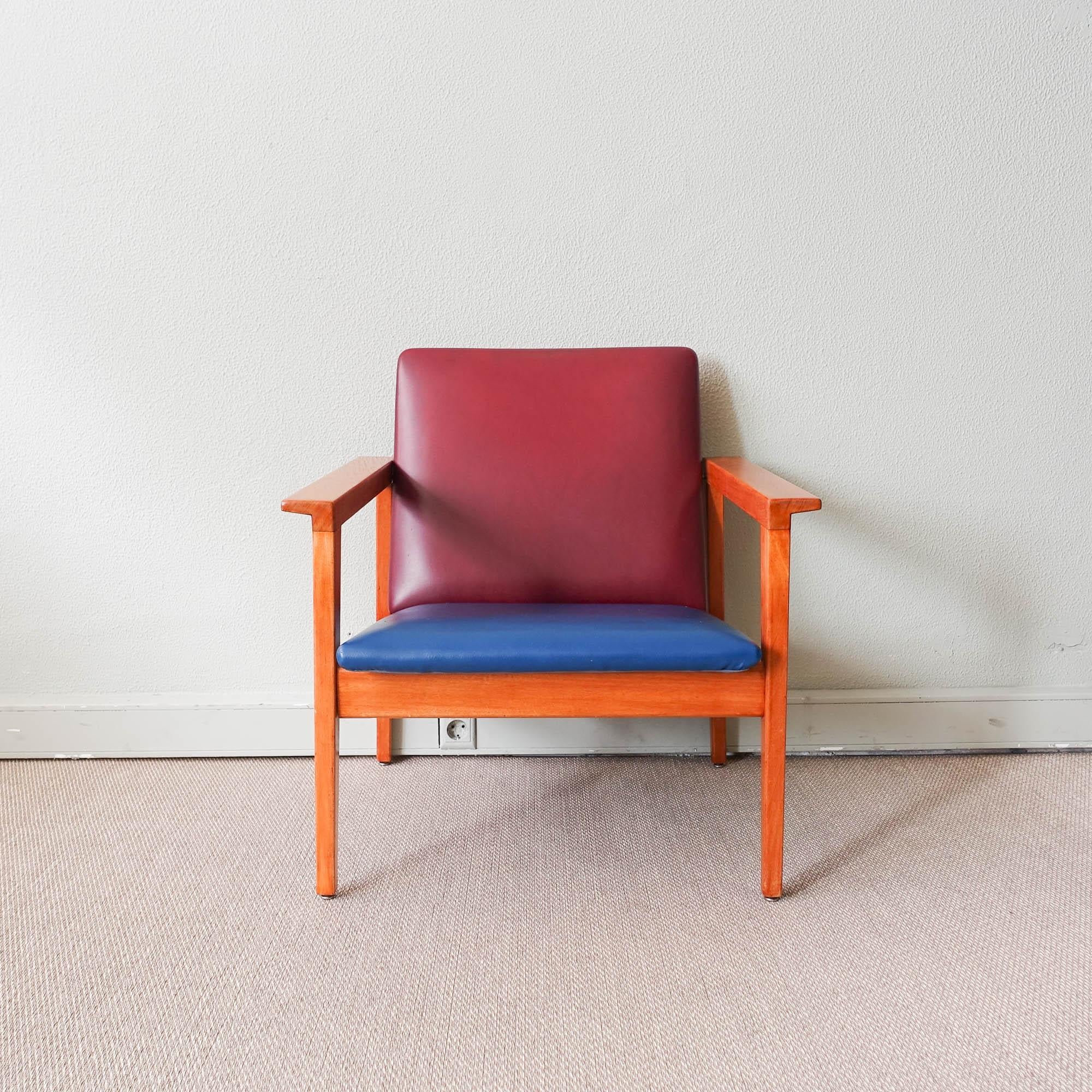 Jose' Espinho war einer der erstaunlichsten portugiesischen Designer des XX. Jahrhunderts.
Der Sessel Model Prefa für Move'is Olaio ist eines der größten Werke von Jose' Espinho. Die Rückenlehne des Stuhls ist von der Struktur losgelöst und wird