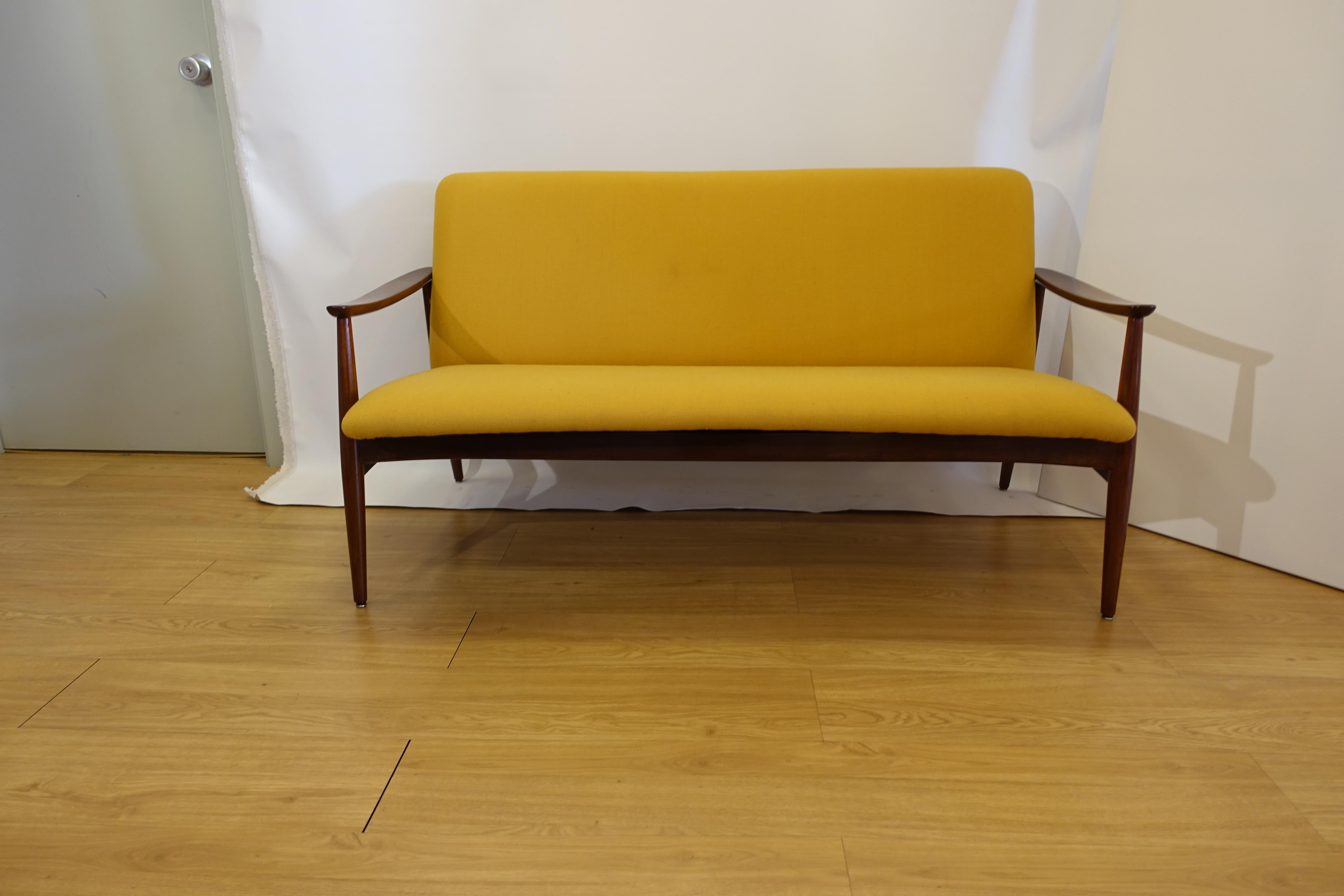 Olaio 67 was the first collapsible sofa produced by Móveis Olaio. Keeping the functional, would come to culminate, in 1967, with presentation of 