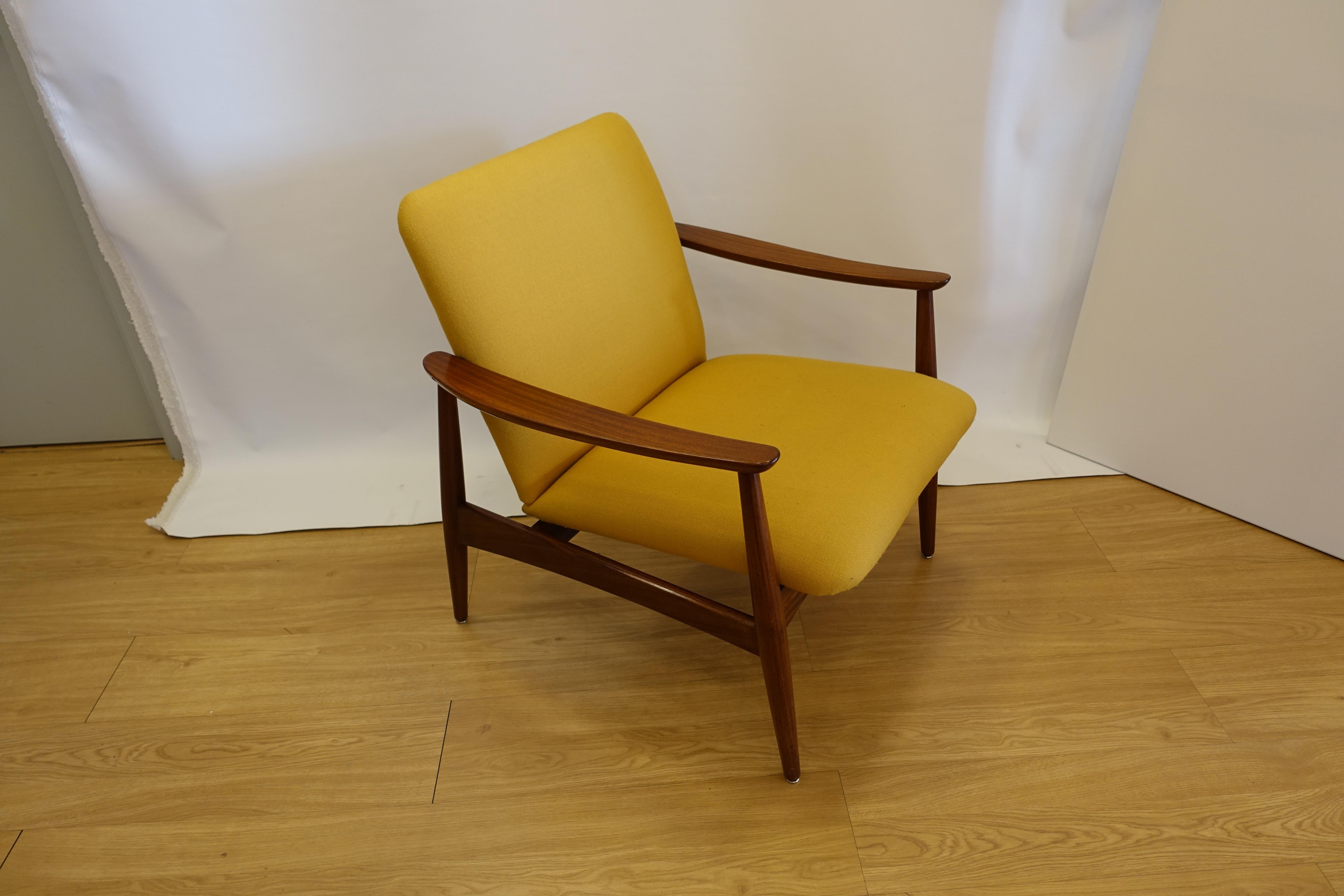 Olaio 67 was the first collapsible armchair produced by Móveis Olaio. Keeping the functional, would come to culminate, in 1967, with presentation of 