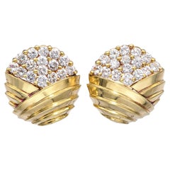 Jose HESS Boucles d
oreilles en or jaune 18k avec grappe de diamants 0.96ctw Retro Swirl Design