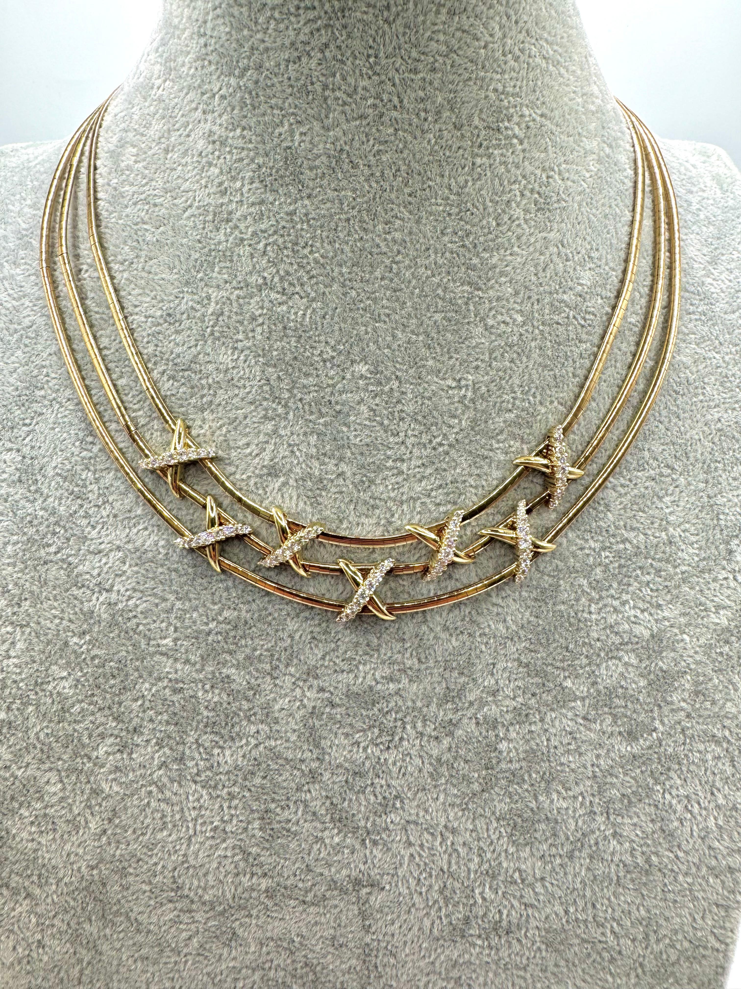 Este llamativo collar, una creación exclusiva del famoso diseñador Jose Hess, está elaborado en oro amarillo de 18 quilates. El diseño de collar de triple hilera está adornado con 63 diamantes redondos de talla brillante, con un total aproximado de