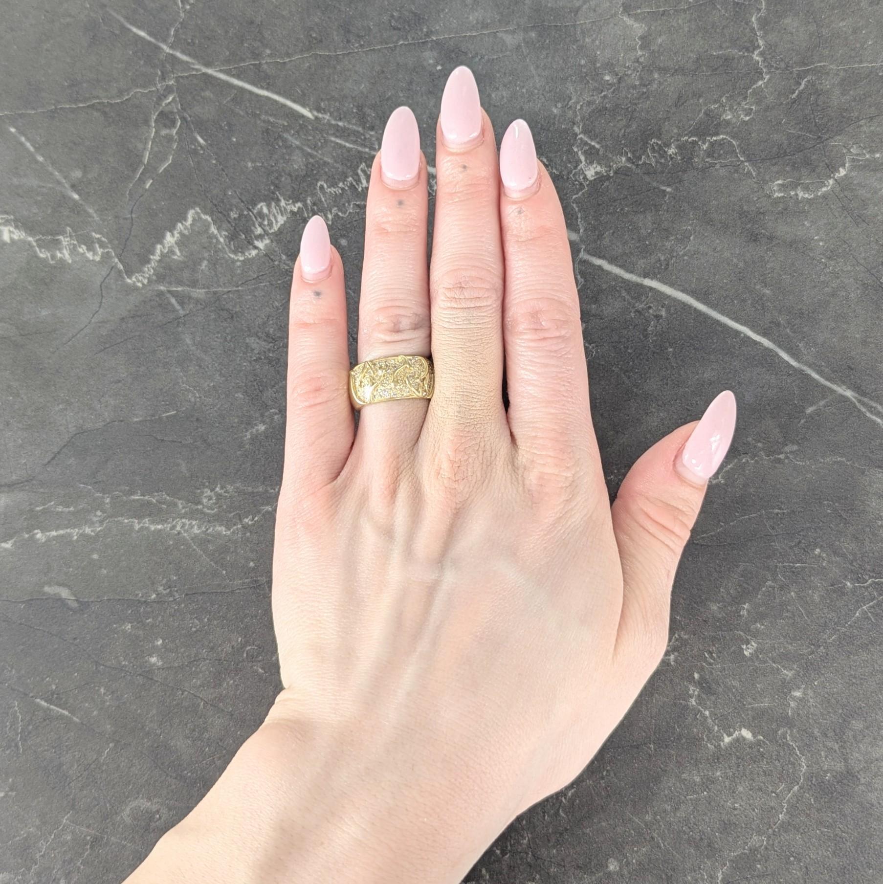 Leicht gewölbter breiter Ring mit erhabener Blütenknospen-Applikation
Akzentuiert durch runde Diamanten im Brillantschliff in Pavé-Fassung
Mit einem Gesamtgewicht von etwa 0,50 Karat
Farbe G mit Klarheit VS2
Gestempelt für 18 Karat Gold
Nummeriert