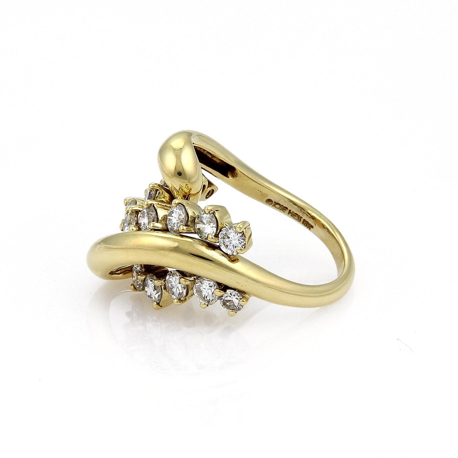 Dieser wunderschöne, authentische Ring von Jose HESS ist aus massivem 18-karätigem Gelbgold gefertigt und hochglanzpoliert. Er verfügt über eine hohe, geschwungene, offene Schleife mit runden, zackenbesetzten Diamanten, die zwischen den Schleifen