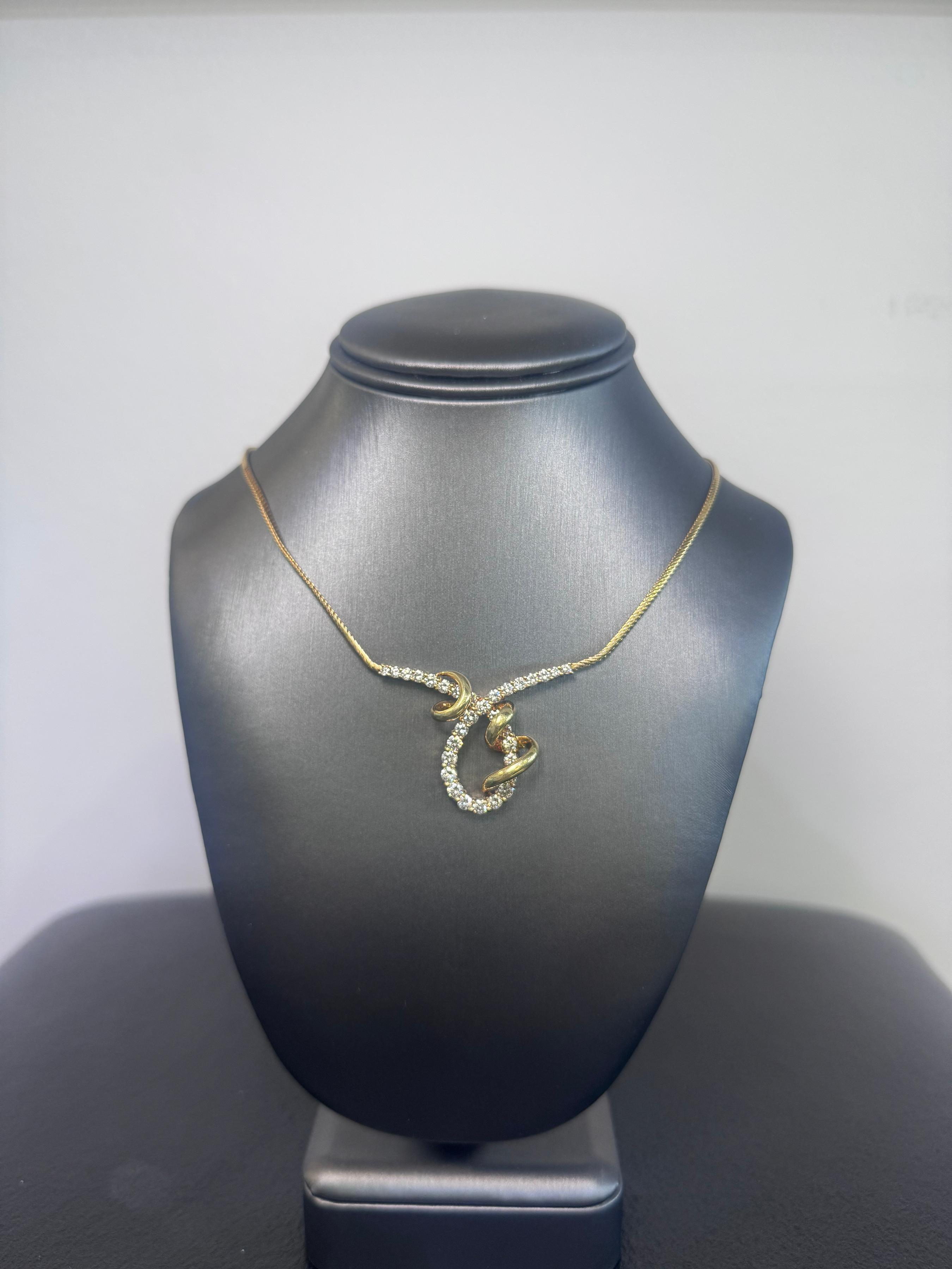 Jose Hess - Collana a nastro in oro giallo 18 carati con diamanti tondi e brillanti da 3 carati - Looping

Prodotto: Collana con nastro di diamanti di Jose Hess
Materiale: oro giallo 18k
Dettagli sui diamanti: Ci sono circa 3 carati di diamanti