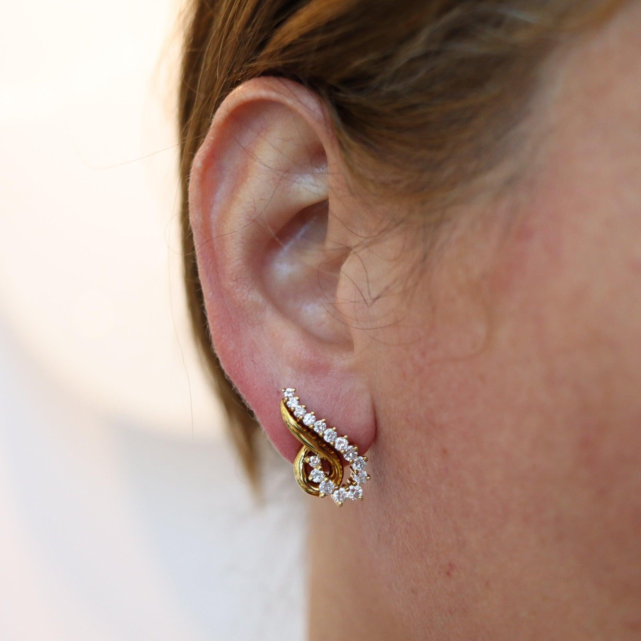 Pendientes de clip diseñados por Jose Hess.

Se trata de un par de pendientes de clip contemporáneos muy atractivos, creados en Nueva York por el diseñador de joyas Jose Hess. Este impresionante par ha sido elaborado en oro amarillo macizo de 18