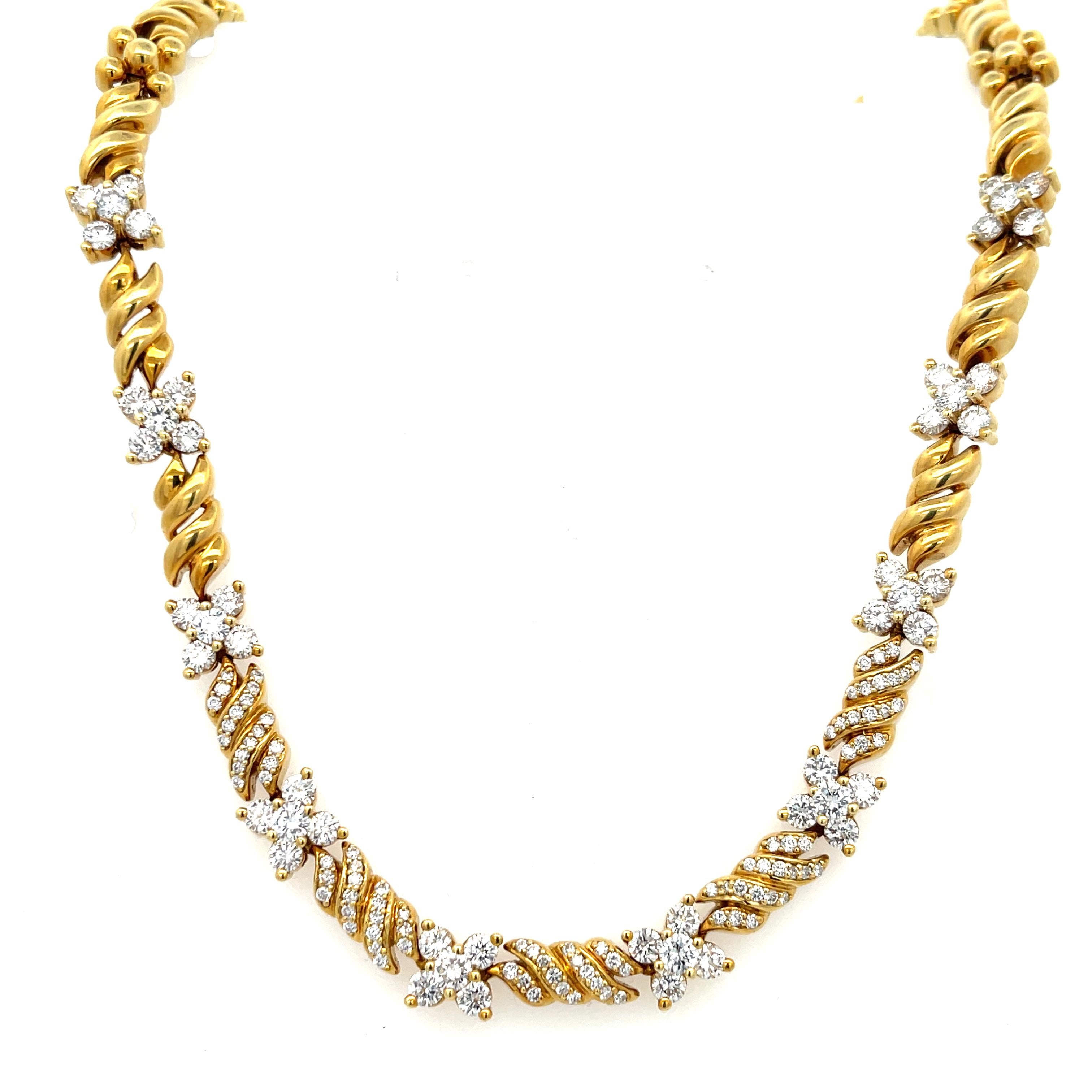 Collier de diamants Floret en or jaune 18 carats de Jose HESS. Le collier comporte 6,50ctw de diamants ronds brillants, de couleur F et de pureté VS. Le collier mesure 16 pouces de long, 3/8 pouces de large et pèse 70,5 grammes. Fermoir caché et