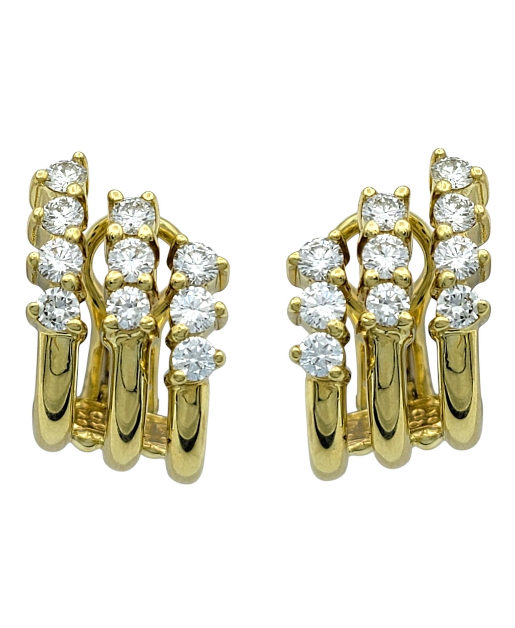 Werten Sie Ihre Kollektion mit diesen mehrreihigen, diamantenen Huggie Hoop-Ohrringen von Jose Hess aus 18 Karat Gelbgold auf. Diese Ohrringe mit ihrer kühnen und zugleich eleganten Struktur sind mit mehreren Reihen runder Diamanten im