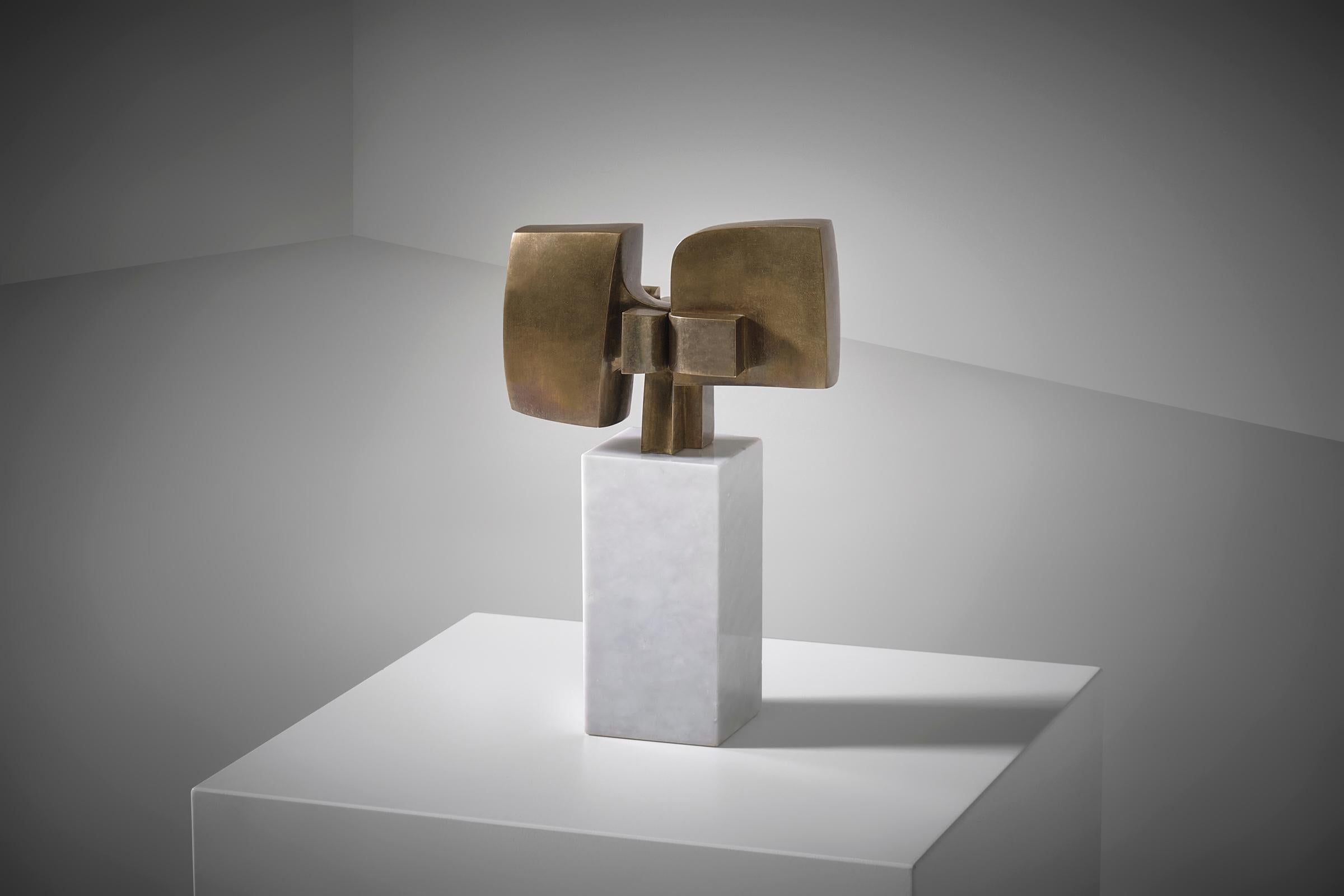 Scultura astratta in bronzo di José Luis Sánchez, Spagna anni '70. Raffinata opera astratta in bronzo su una base in marmo di Carrara. Le forme stilizzate e organiche confluiscono l'una nell'altra, creando una presenza elegante ma forte.