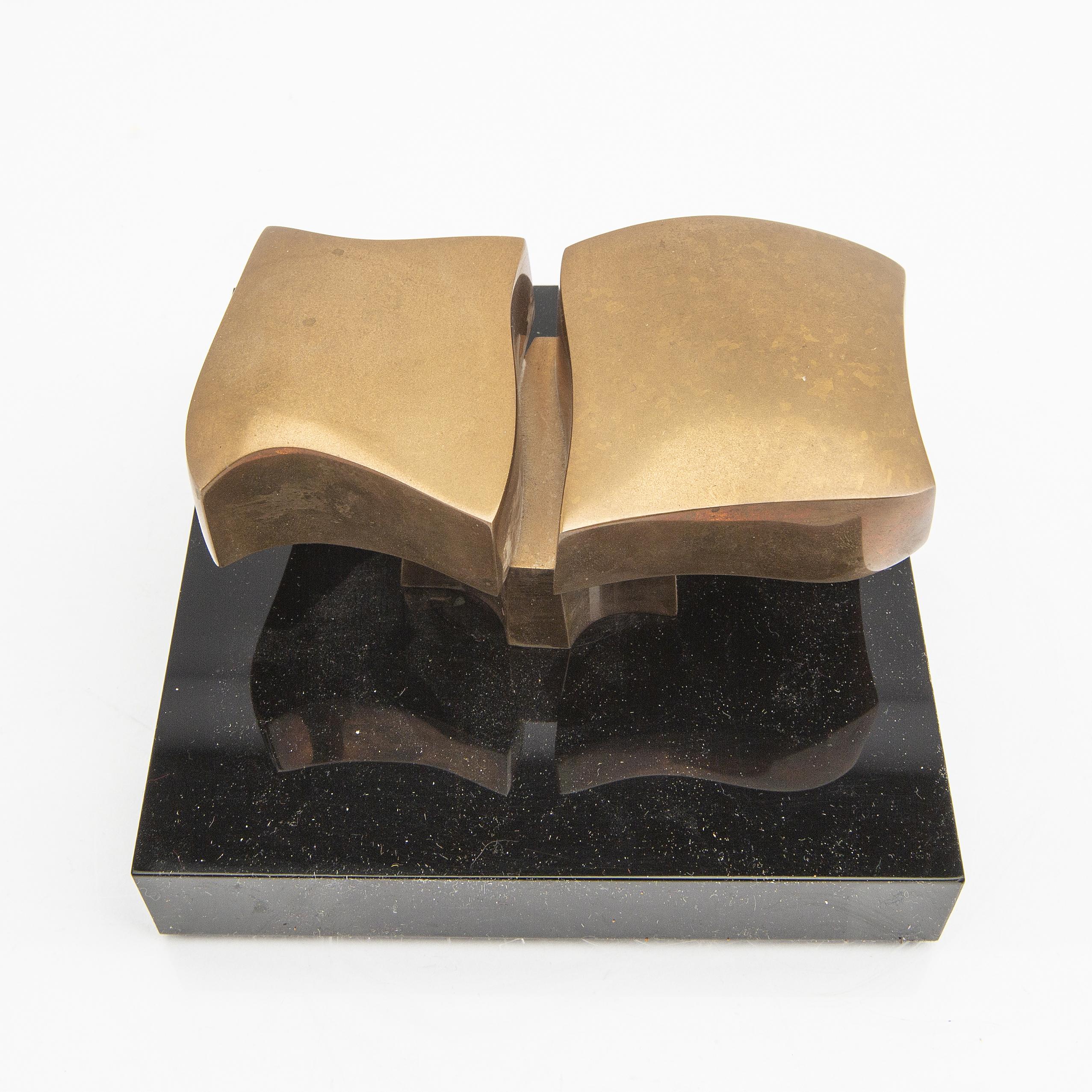 José Luis Sanchez (Spain, 1926-2018).
José Luis Sanchez, a signed and numbered 383 sculpture.
Fantastic abstract Brutalist shaped sculpture made and designed by Jose Luis Sanchez, Spain 1970s. This sculpture is made of solid bronze and has a