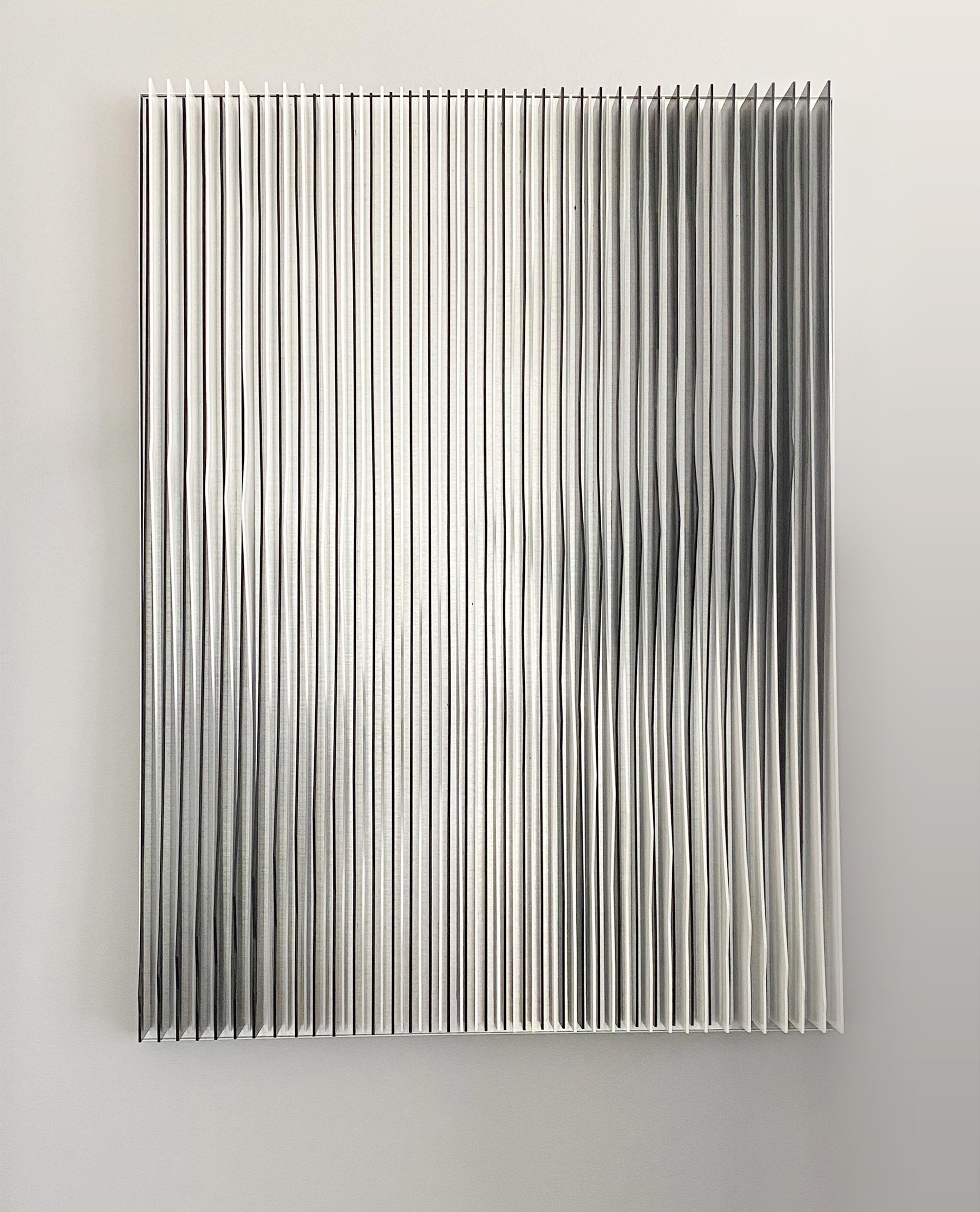 Kinetische Kunst „Schwarze Undulation“,  PVC- und Plexiglas-Skulptur – Sculpture von Jose Margulis