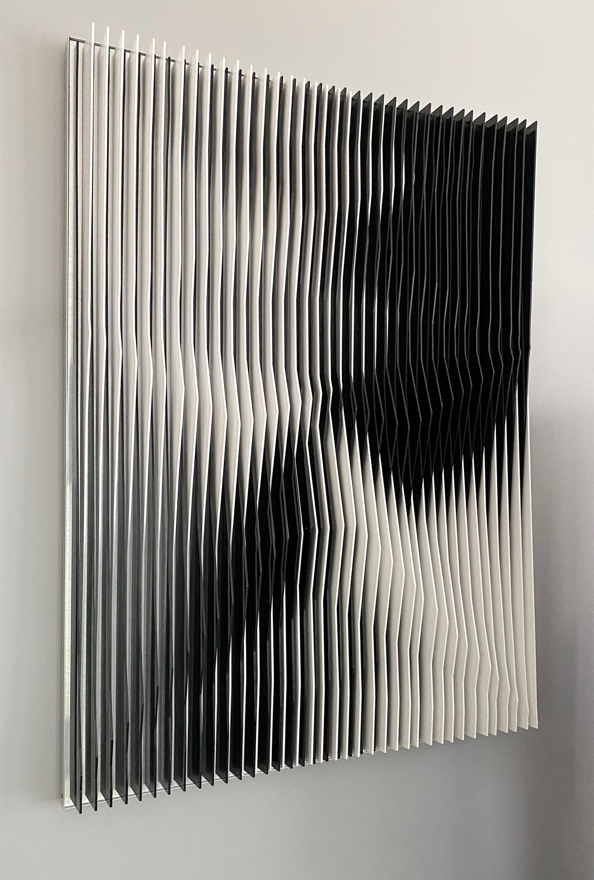 Art cinétique "Black Undulation",  Sculpture en PVC et plexiglas
