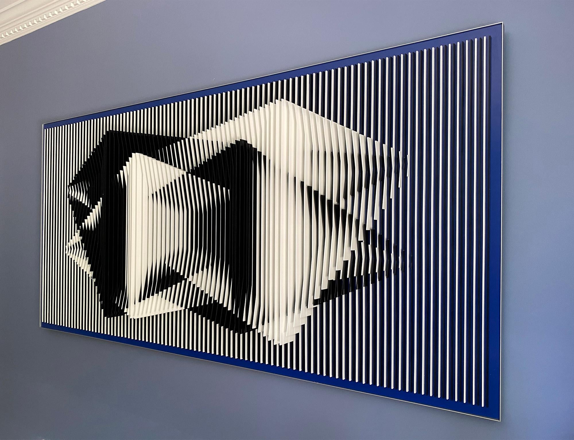 'Dual Perspectives' war das preisgekrönte Werk, das 2017 von J. Margulis für die BOMBAY SAPPHIRE® Artisan Series von 2000 internationalen Künstlern eingereicht wurde. Diese Wandskulptur ist ein perfektes Beispiel für Margulis' Werk, das auf dem
