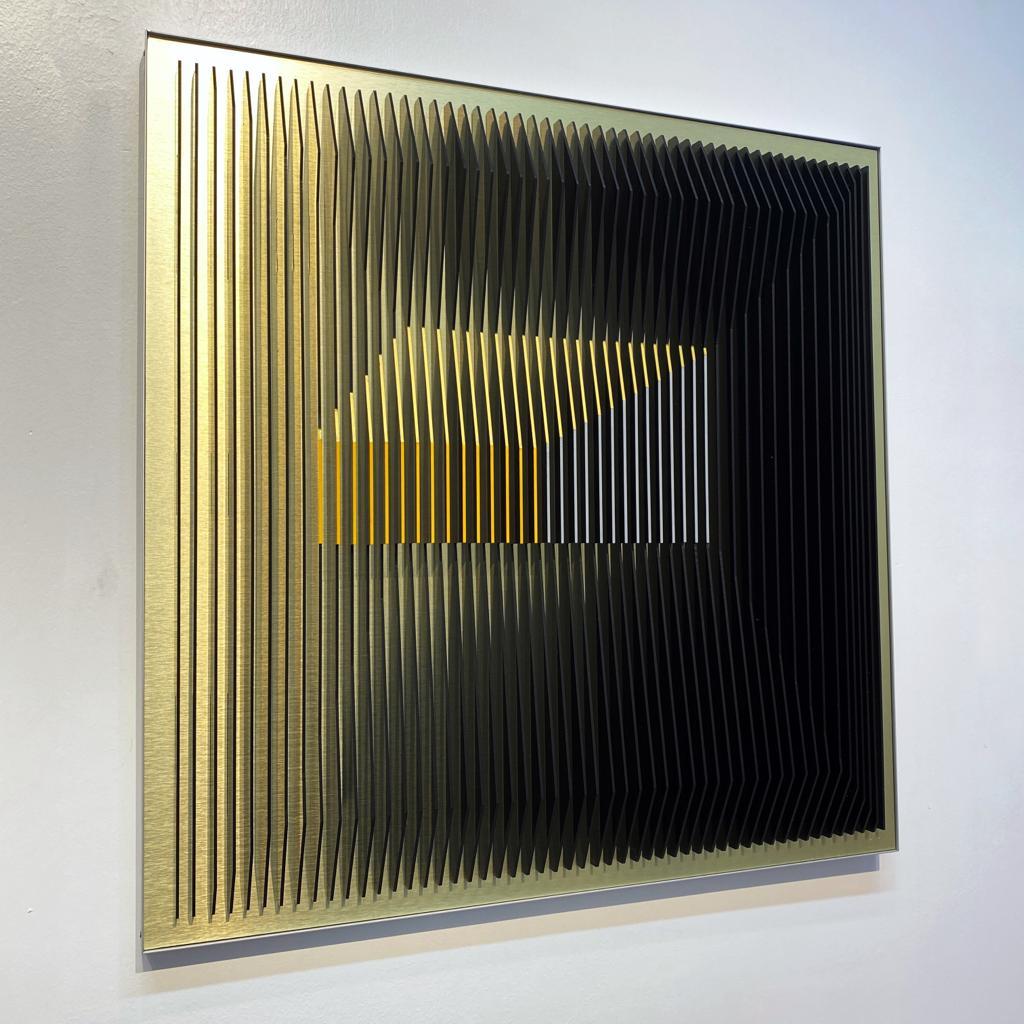 J. Margulis – Gold Illusion – kinetische Wandskulptur  (Zeitgenössisch), Mixed Media Art, von Jose Margulis