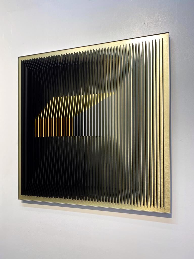 Dieses einzigartige Werk von Margulis gehört zu seinem neuesten Werk und ist Teil einer Auflage von 3 Stück. Nachdem er die Plexiglasplatten auf den Aluminiumkern montiert hat, überzieht er die Vorderseite der Platten teilweise mit Acrylfarben