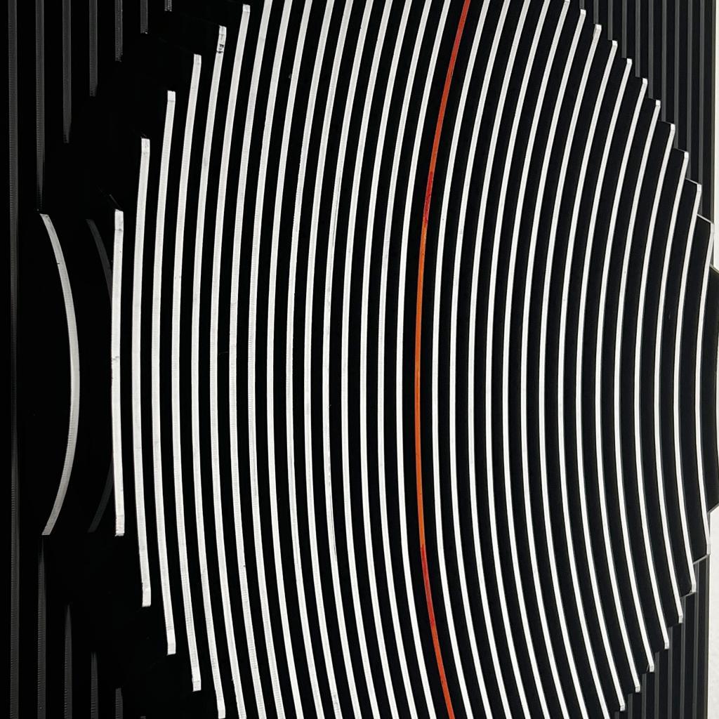 Questo pezzo unico di Margulis appartiene al suo ultimo corpus di opere e fa parte di un'edizione di 9. Dopo aver assemblato le lastre di plexiglas sull'anima di alluminio, Margulis utilizza colori acrilici per coprire parte della parte frontale
