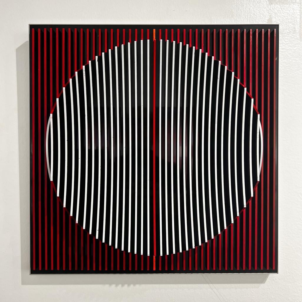 Dieses einzigartige Werk von Margulis gehört zu seinem neuesten Werk und ist Teil einer Auflage von 9 Stück. Nachdem er die Plexiglasplatten auf den Aluminiumkern montiert hat, überzieht er die Vorderseite der Platten teilweise mit Acrylfarben