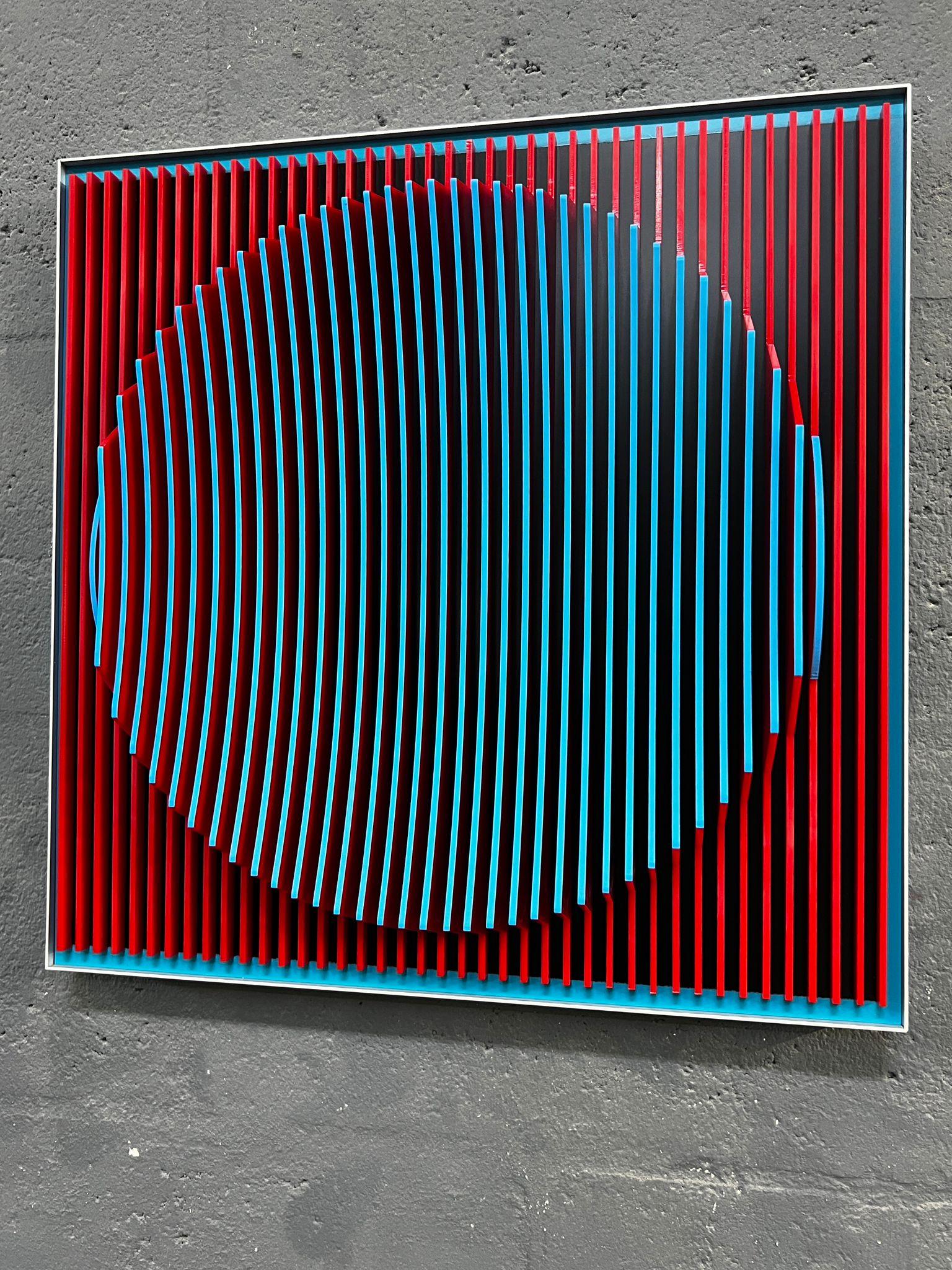 Questo pezzo unico di Margulis appartiene al suo ultimo corpus di opere e fa parte di un'edizione di 9. Dopo aver assemblato le lastre di plexiglas sull'anima di alluminio, Margulis utilizza colori acrilici per coprire parte della parte frontale