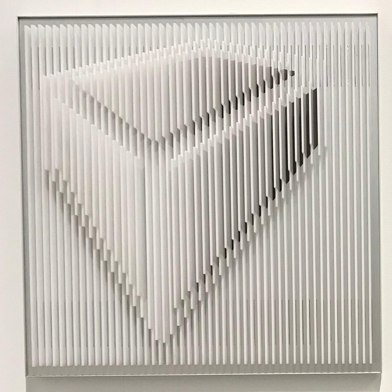 Perspektivenstudie aus der Zeit  - Geometrische abstrakte kinetische Kunst von J. Margulis (Beige), Abstract Sculpture, von Jose Margulis