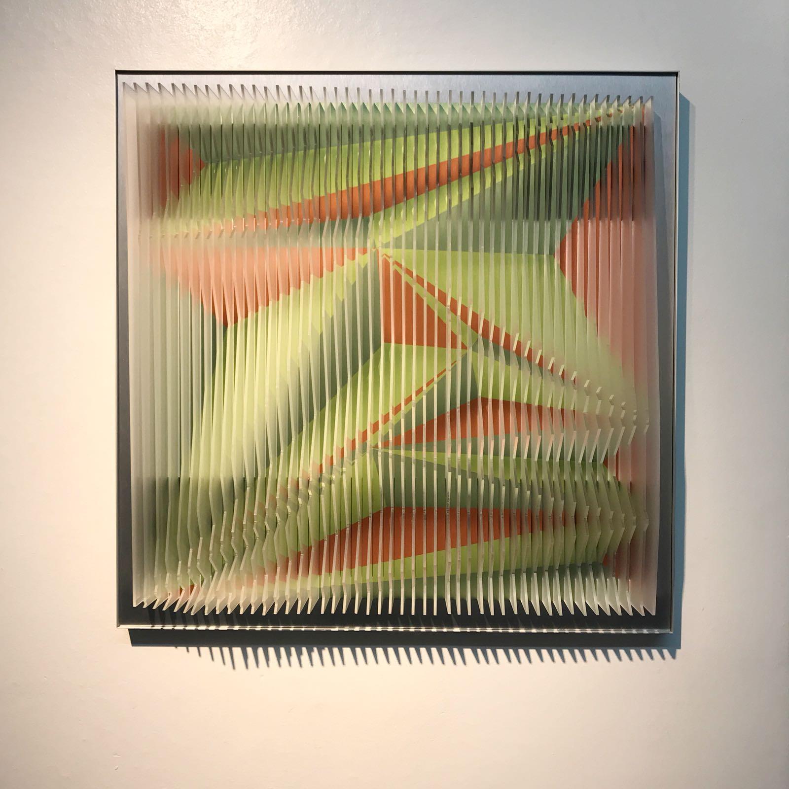Dieses einzigartige Werk von Margulis gehört zu seinem neuesten Werk und ist Teil einer Auflage von 9 Stück. Nachdem er die Plexiglasplatten auf den Aluminiumkern montiert hat, überzieht er die Vorderseite der Platten teilweise mit Acrylfarben