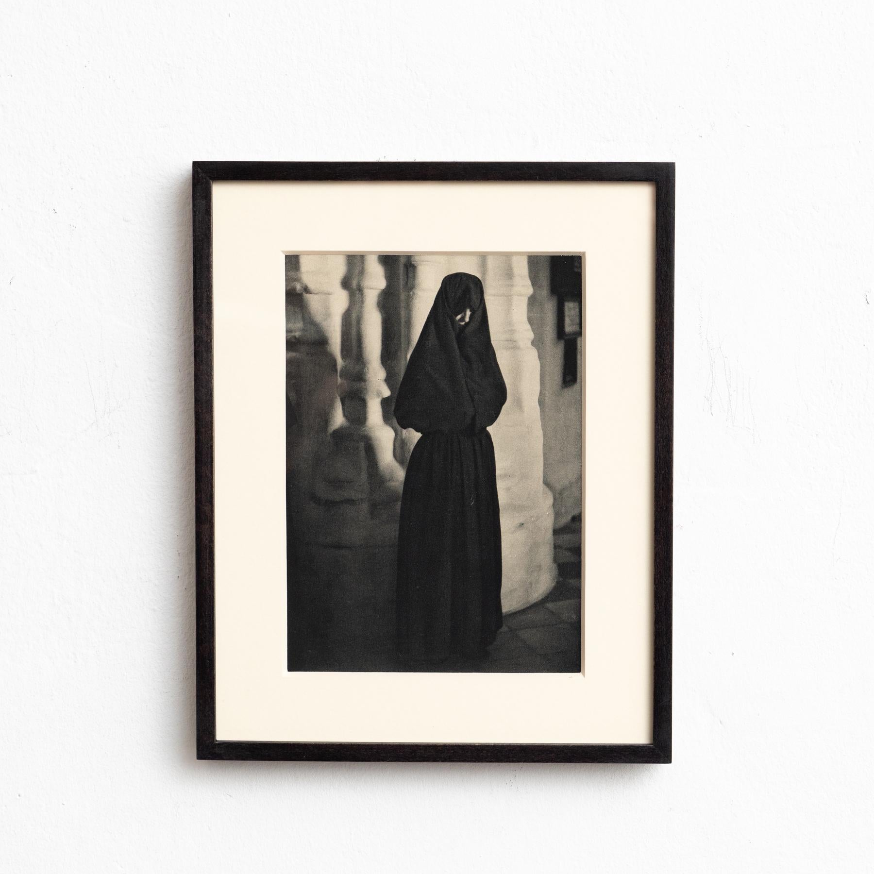 Jose Ortiz Echagüe's Vision: Spanish Heritage in Photogravure, circa 1930

From 1930
Photography by Jose Ortiz Echagüe
Photogravure
Framed in black lacquered wood
Dimensions: 31.5 cm (H) x 25 cm (W) x 3 cm (D)

Step into the mesmerizing world of