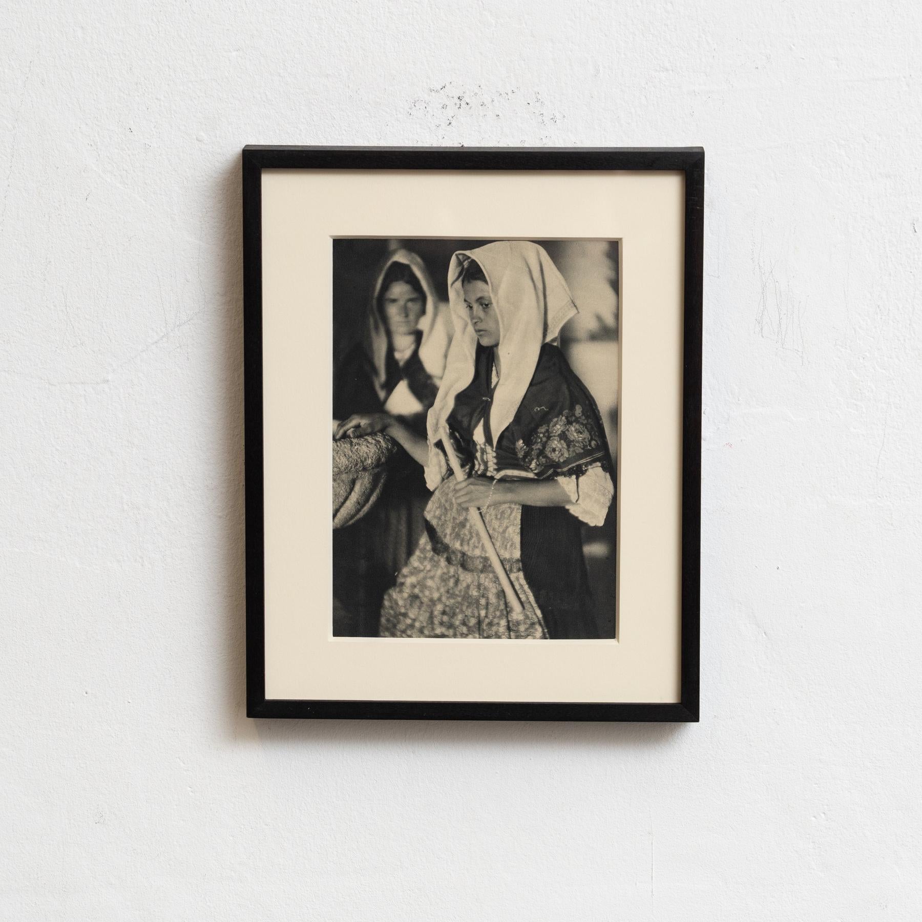 La visión de José Ortiz Echagüe: La herencia española en fotograbado, hacia 1930

Desde 1930
Fotografía de Jose Ortiz Echagüe
Fotograbado
Enmarcado en madera lacada en negro
Dimensiones: 31,5 cm (Alto) x 25 cm (Ancho) x 3 cm (Fondo)

Adéntrate en el