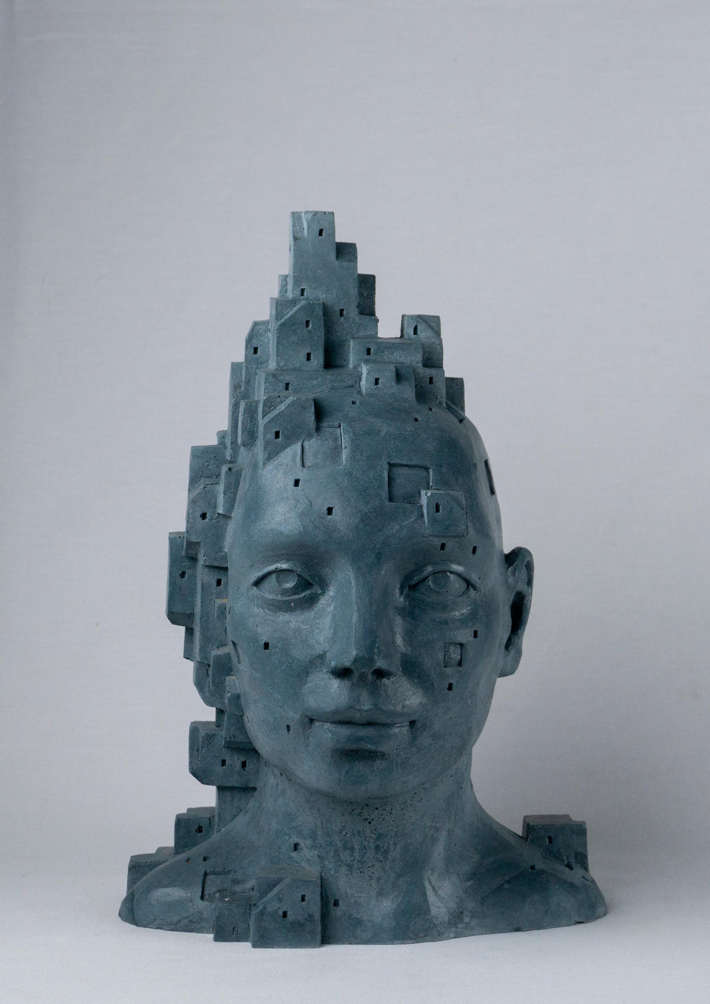 Escultura arquitectónica de cemento - "LarA 004", teñida a mano en gris azulado oscuro