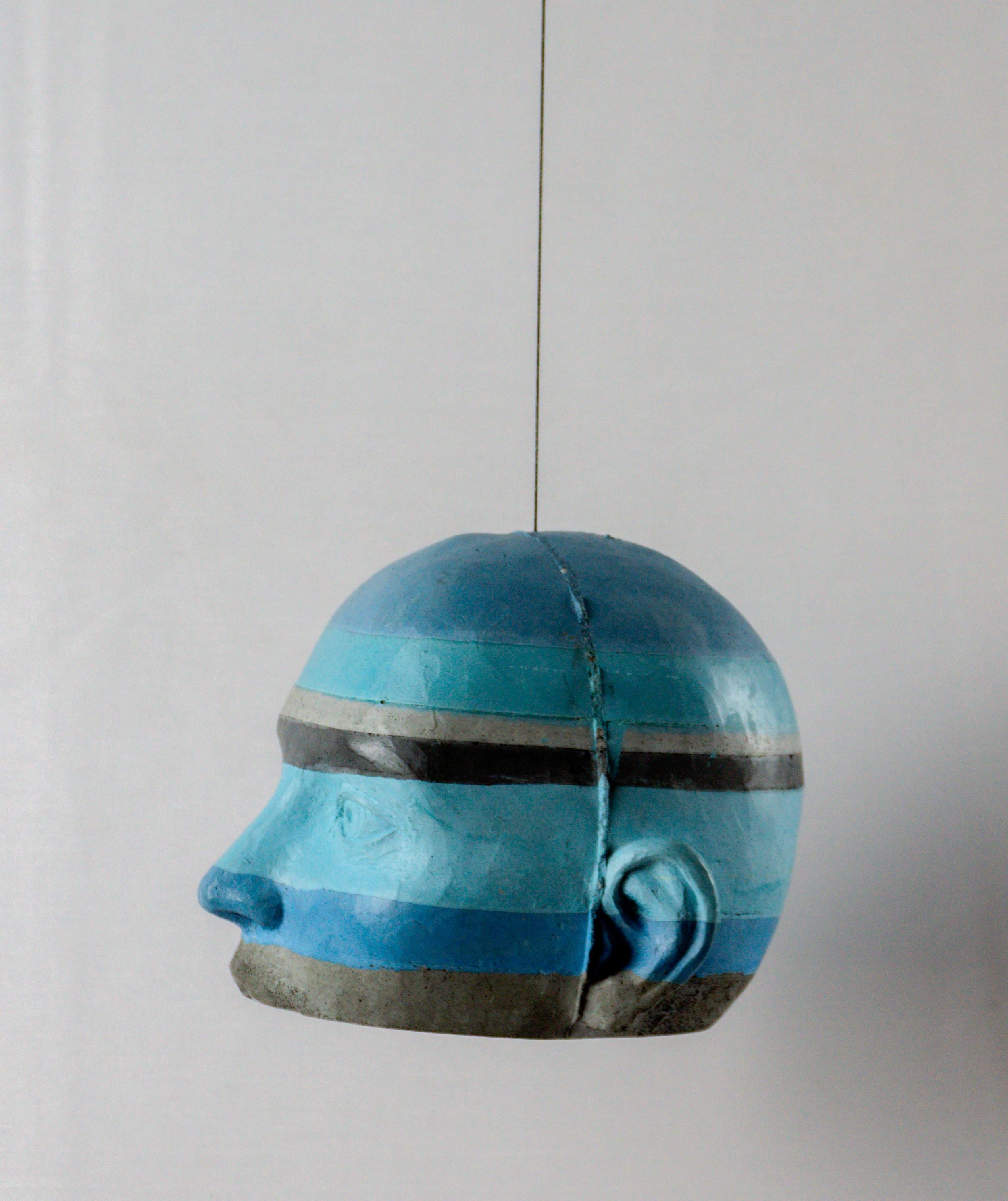 Scultura architettonica appesa con testa di cemento a strisce blu e grigie - Figurative Sculpture Marrone di Jose Perozo