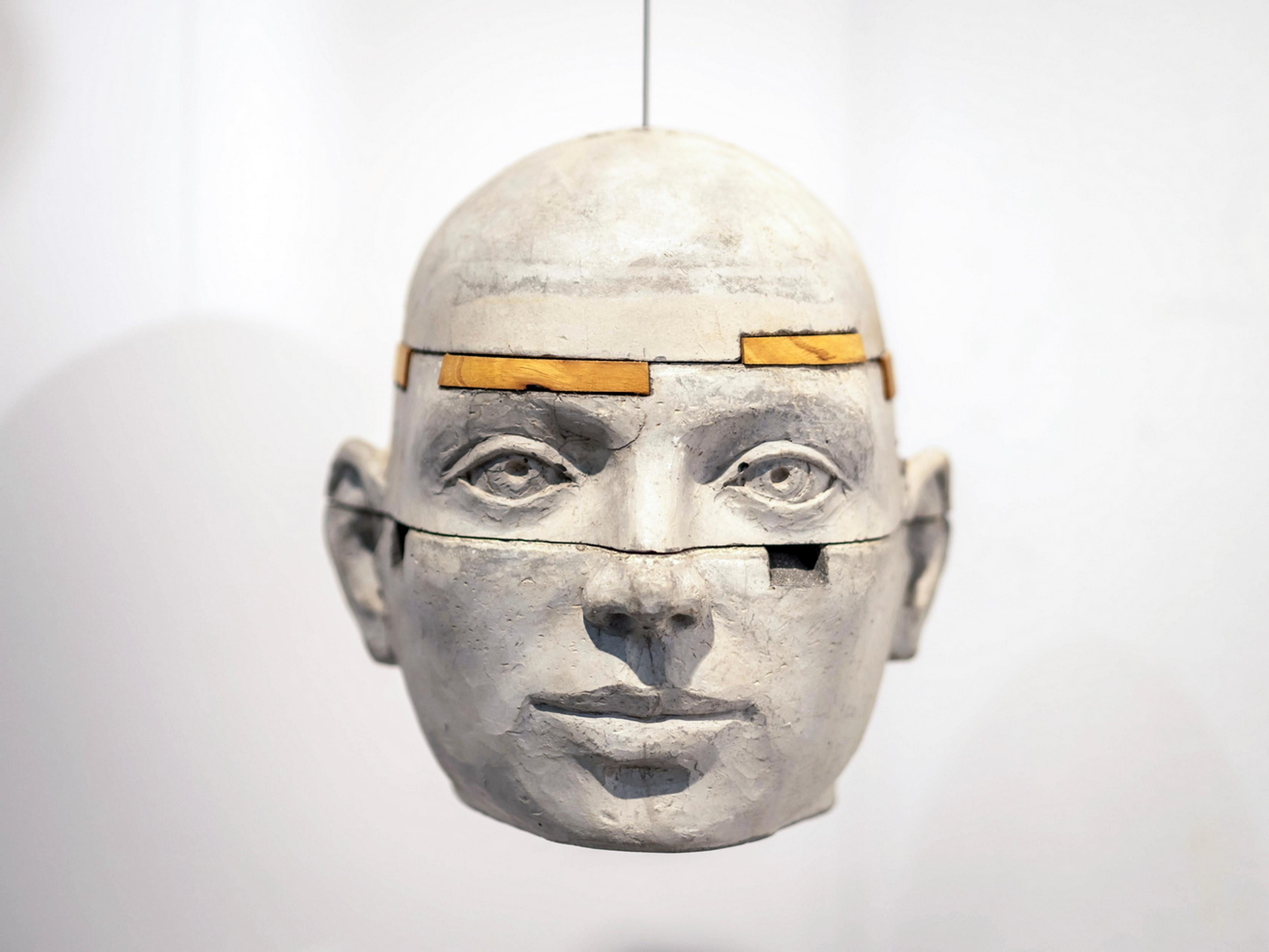 Sculpture de tête en ciment suspendue avec éléments en bois de châtaignier - Marron Abstract Sculpture par Jose Perozo