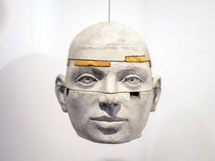 Architektonisch geschichtete hängende Zementkopf-Skulptur mit Kastanienholz-Elementen