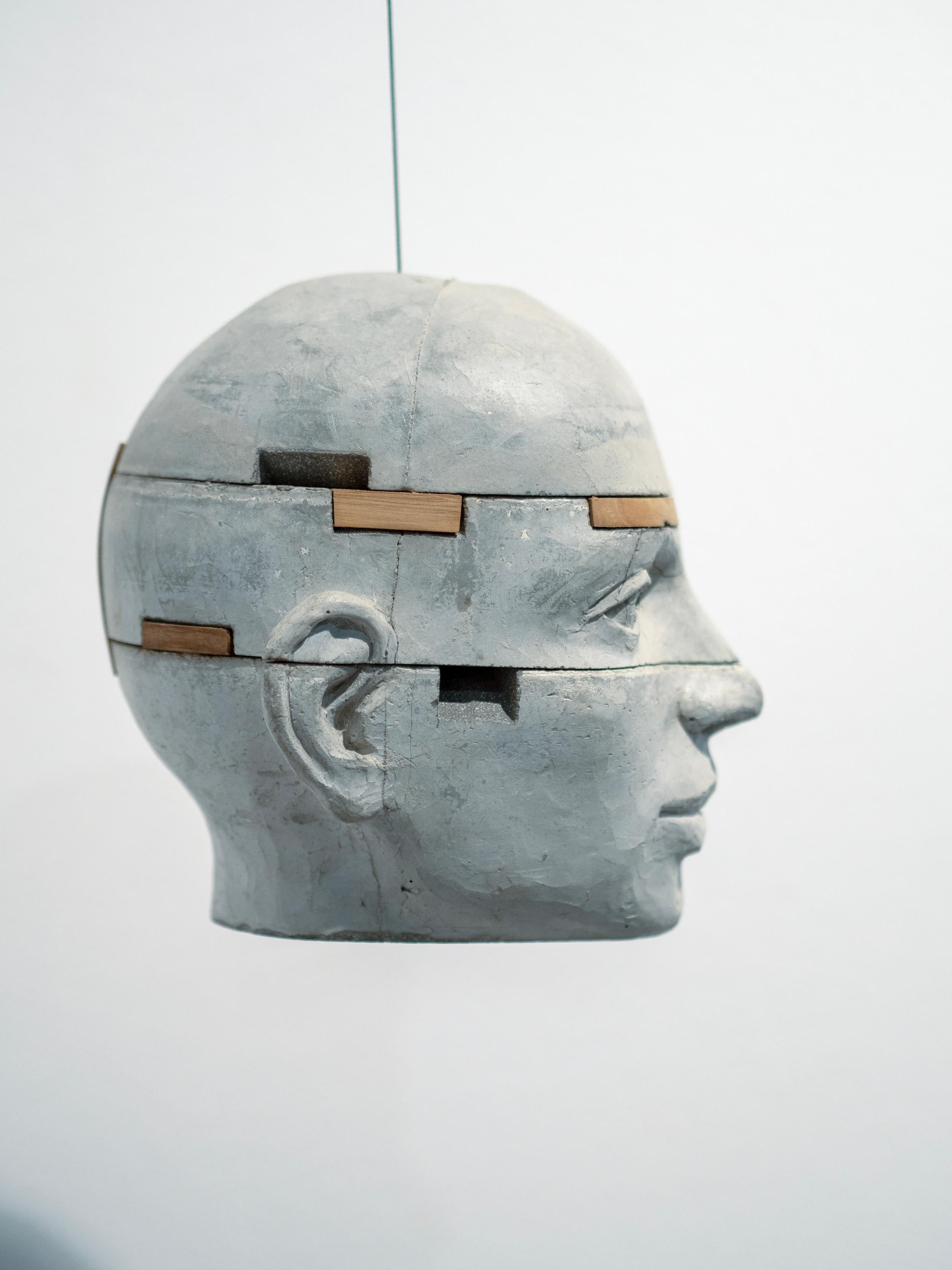 Sculpture de tête en ciment suspendue avec éléments en bois de châtaignier en vente 1