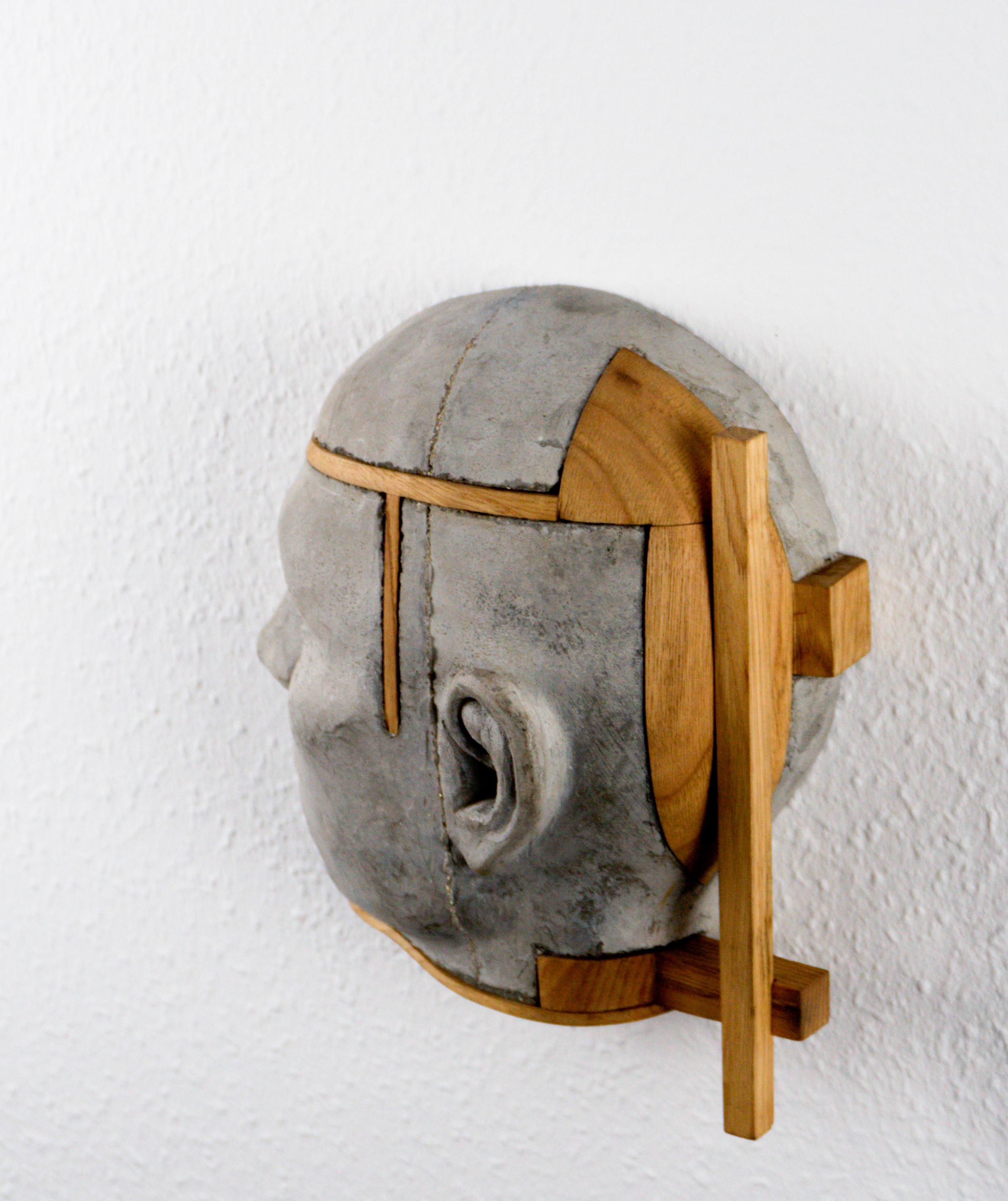 Questa scultura architettonica a parete con testa di cemento introduce una configurazione spaziale diversa dalle altre opere della sottoserie Proyectos. Nel Progetto 22, la testa scolpita è ancorata alla parete attraverso una struttura verticale e