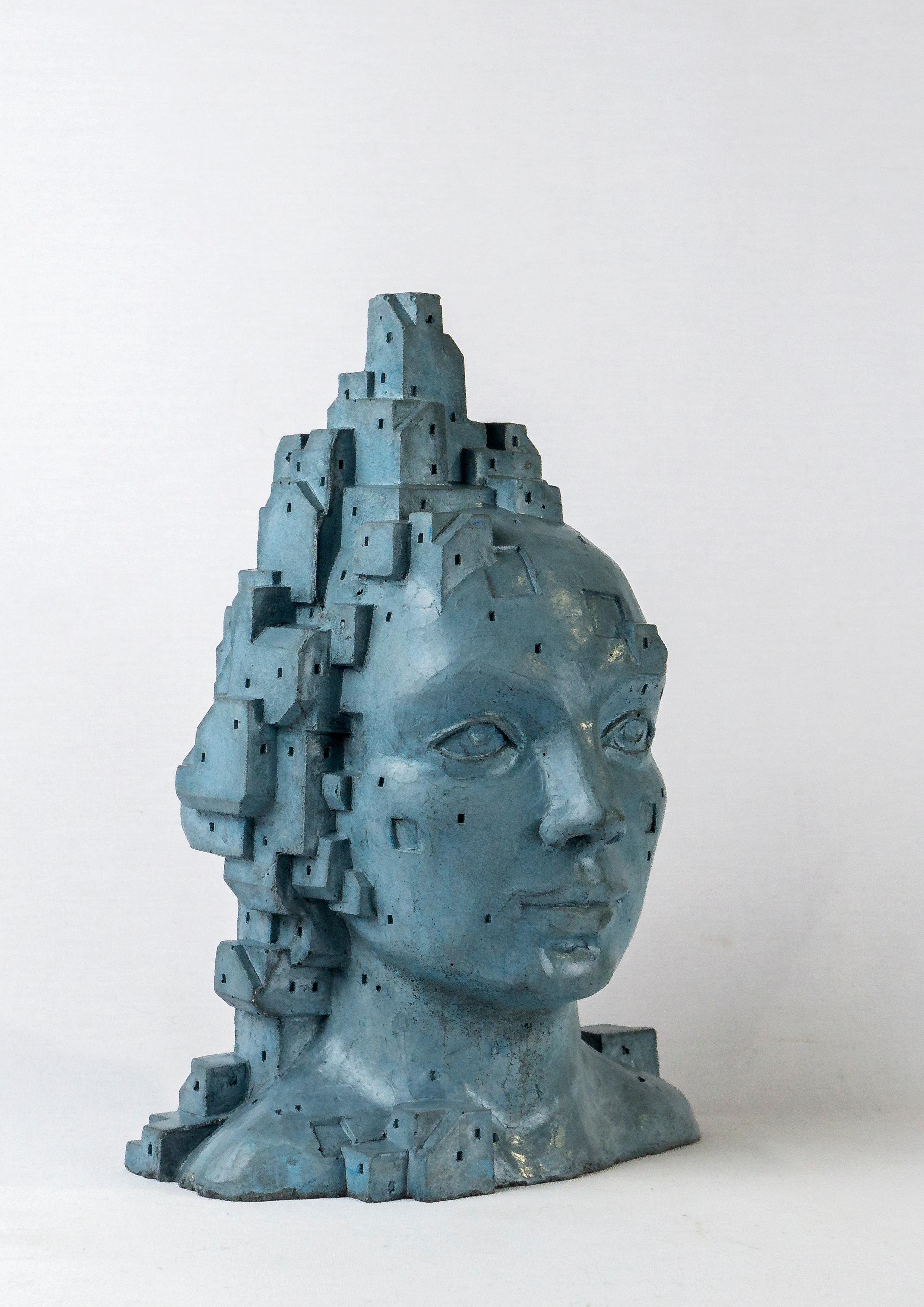 Escultura retrato de cemento azul-gris. 