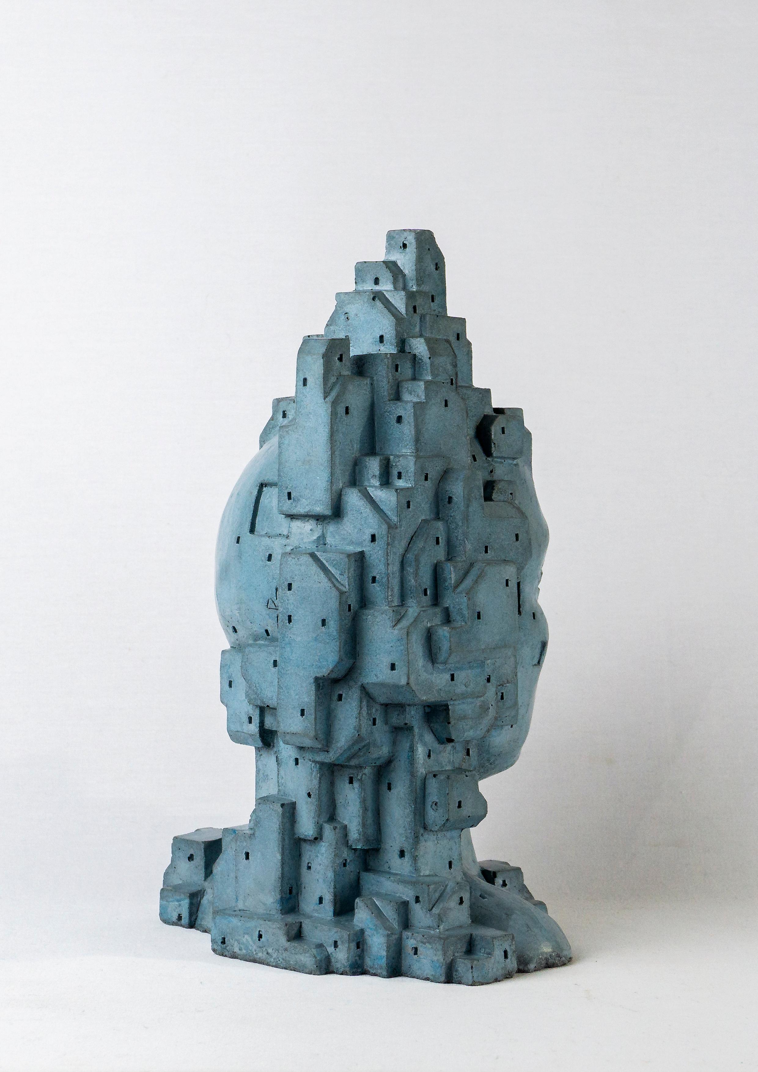 Escultura retrato de cemento azul-gris. 