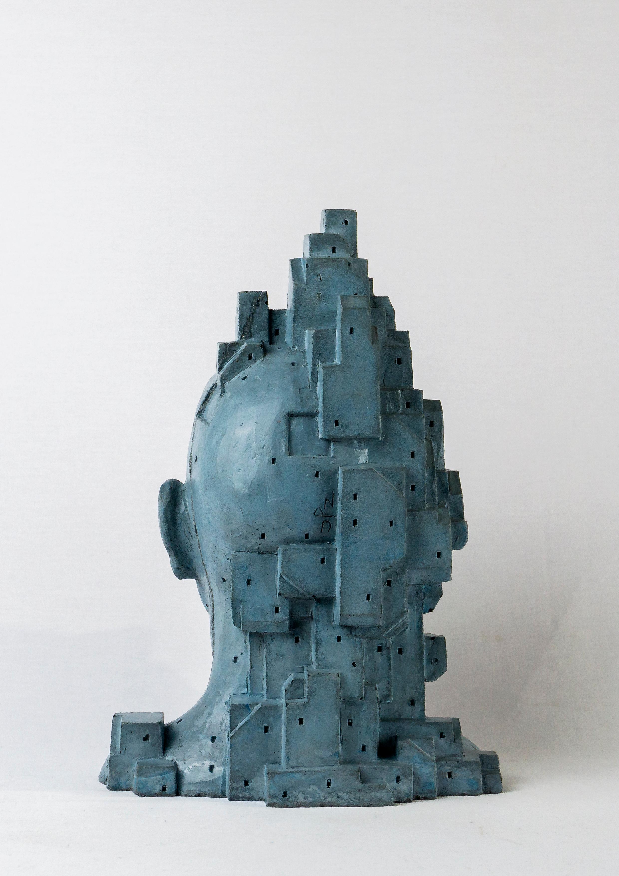 Escultura retrato de cemento azul-gris. 