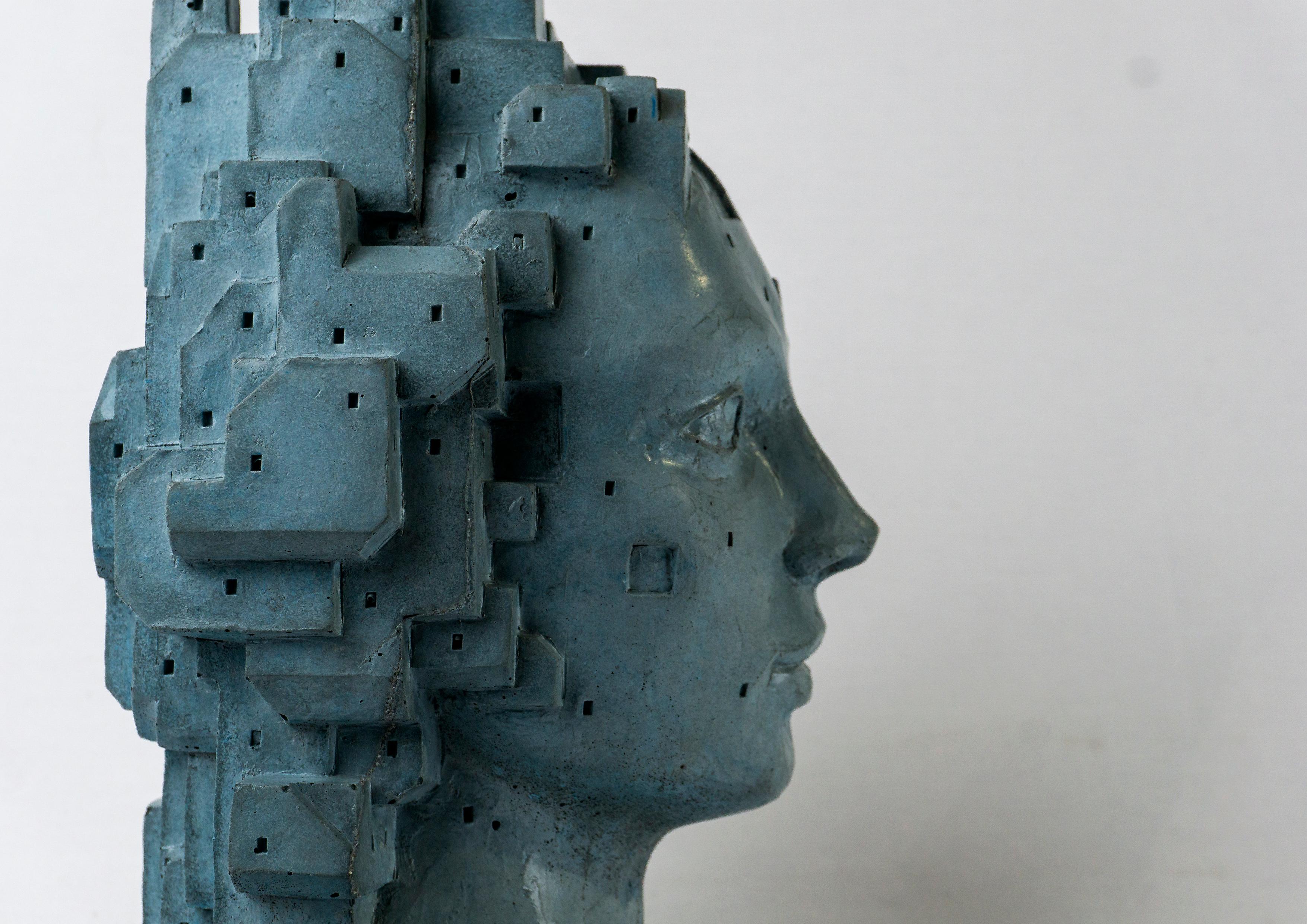 Escultura retrato de cemento azul-gris. 