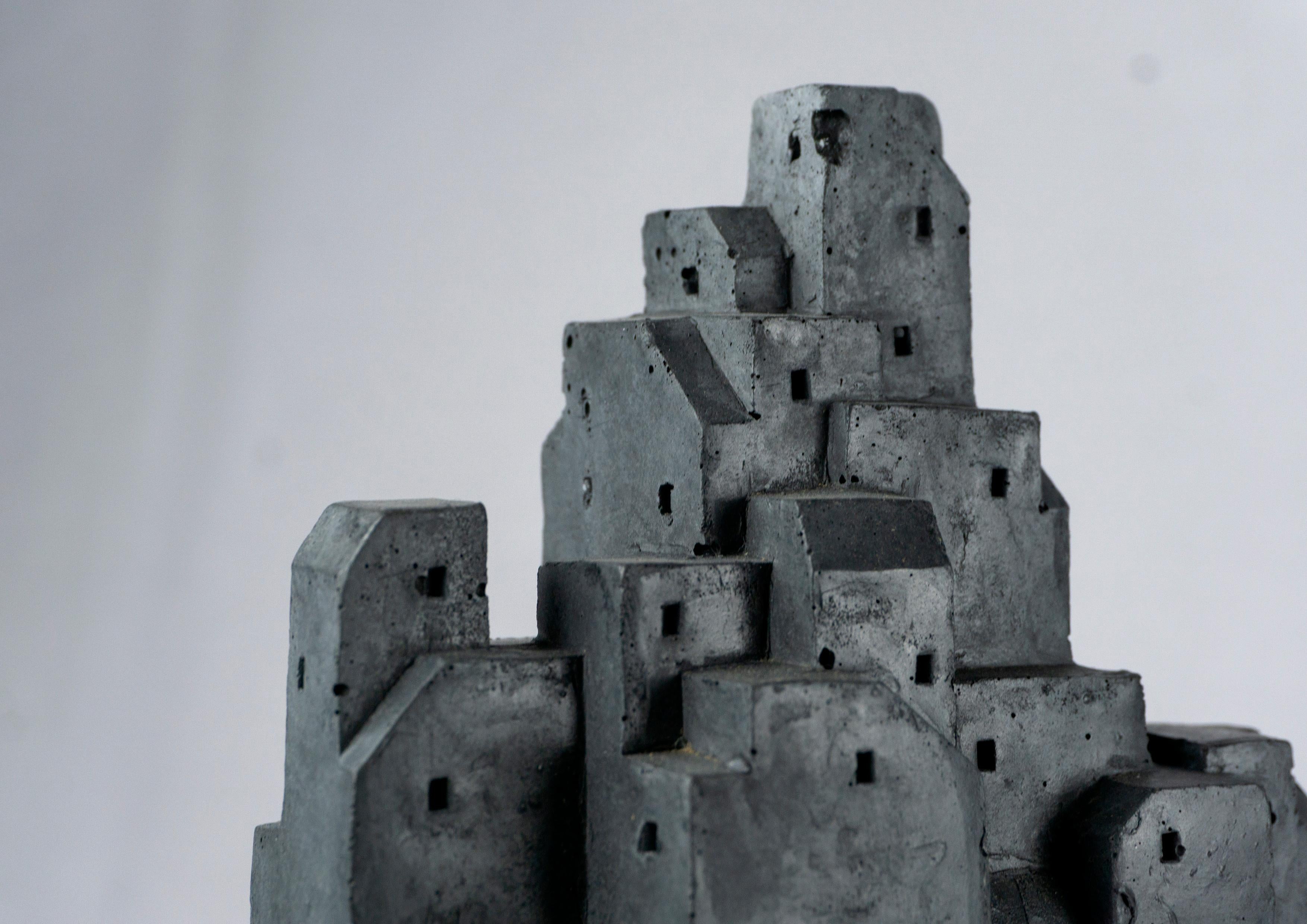 Scultura architettonica contemporanea Figura umana. Cemento grigio scuro. 