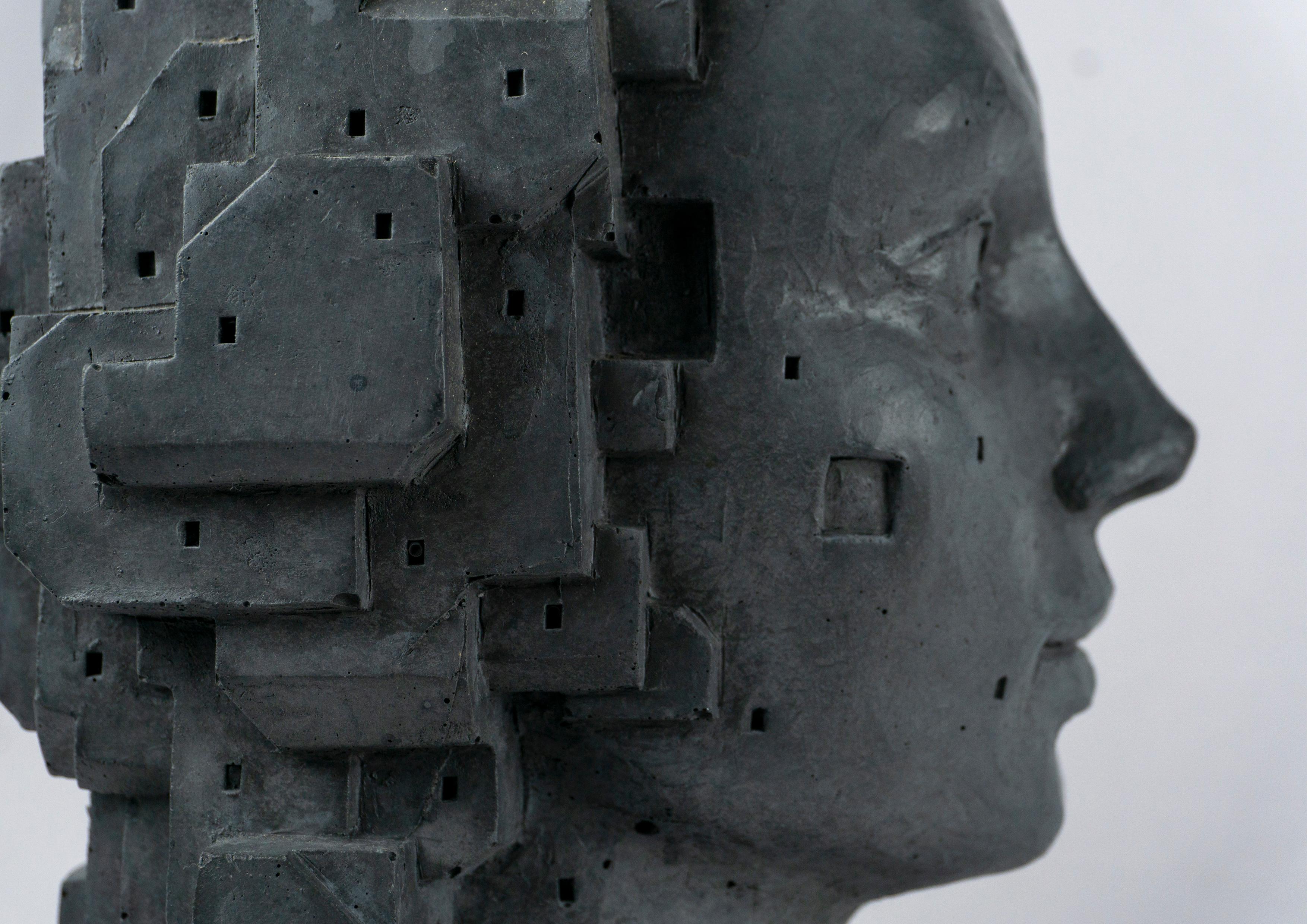 Scultura architettonica contemporanea Figura umana. Cemento grigio scuro. 