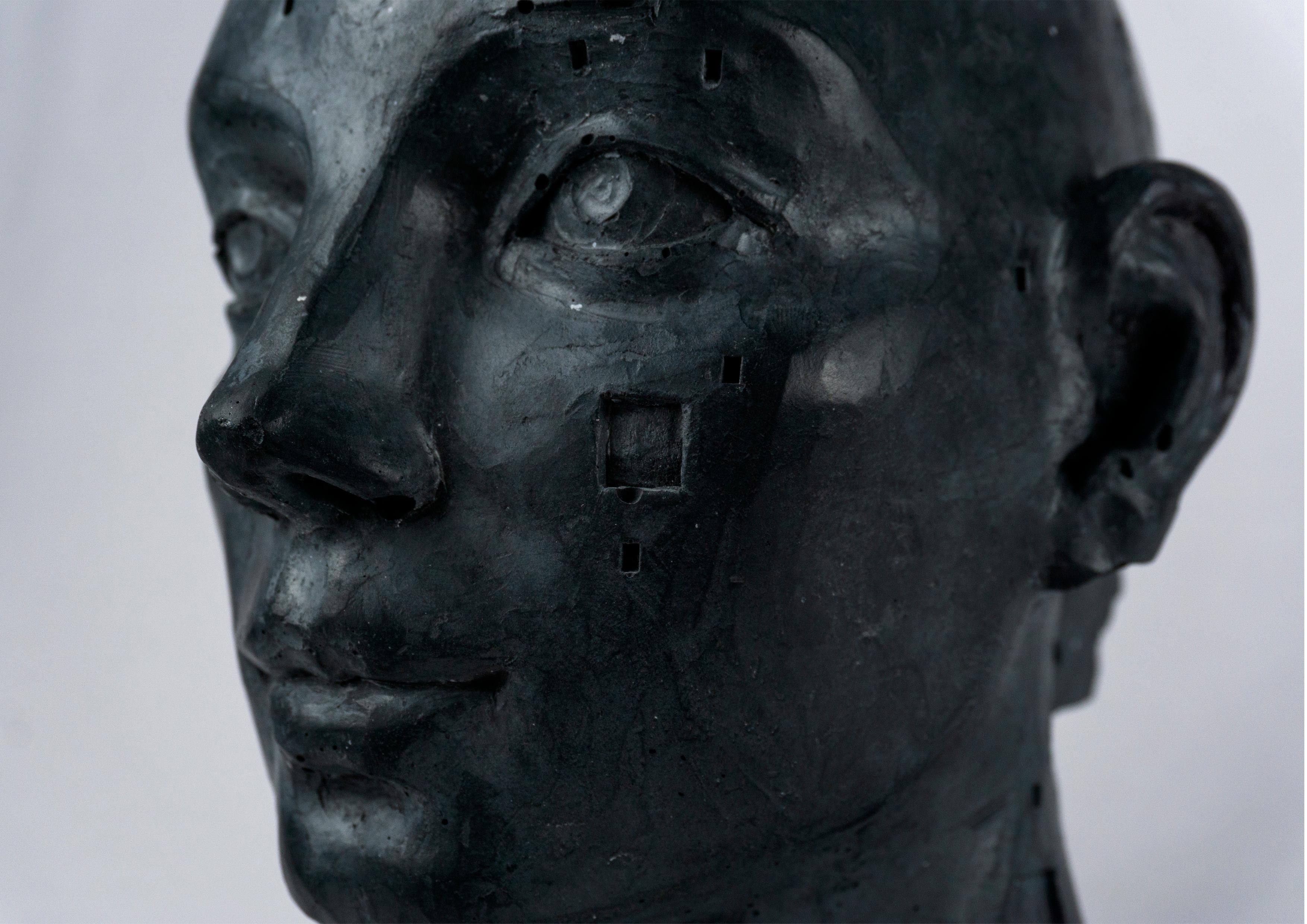 Busto figurativo architettonico ibrido in cemento nero. Antropotecnica 